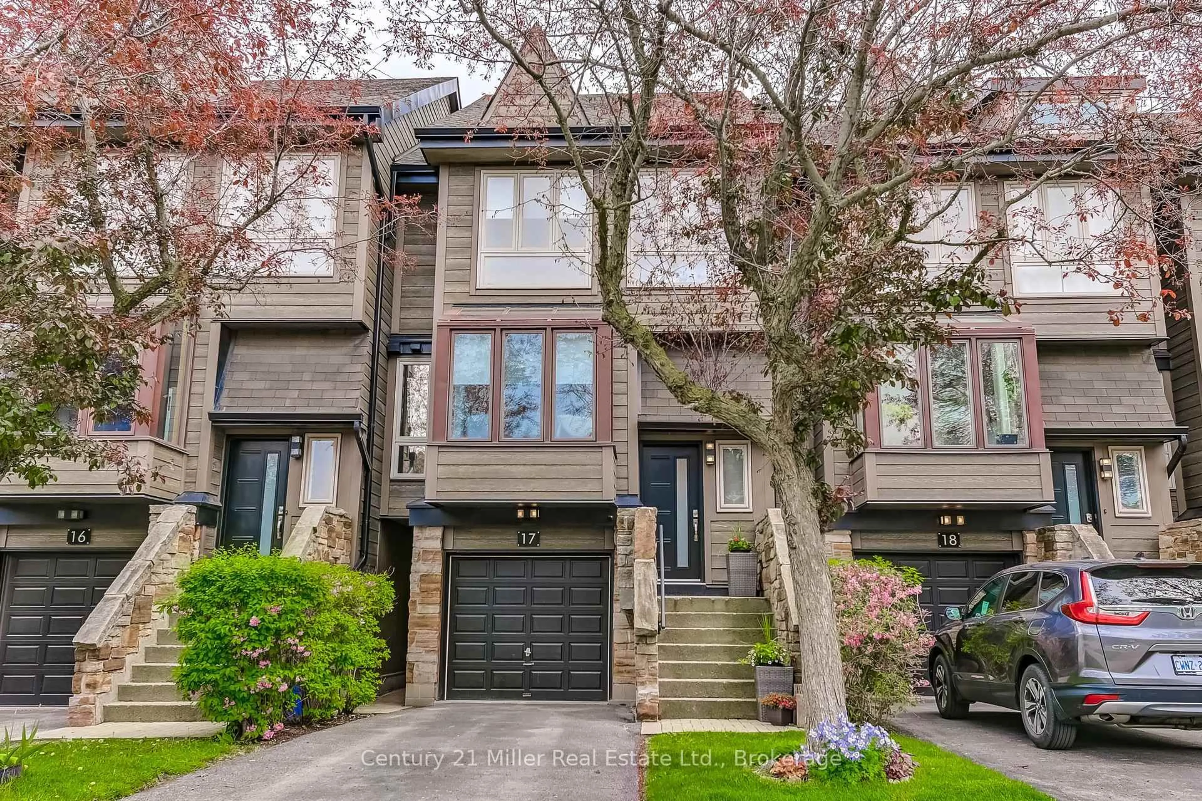 Home with brick exterior material, street for 1120 Queens Ave #17, Oakville Ontario L6H 2B5