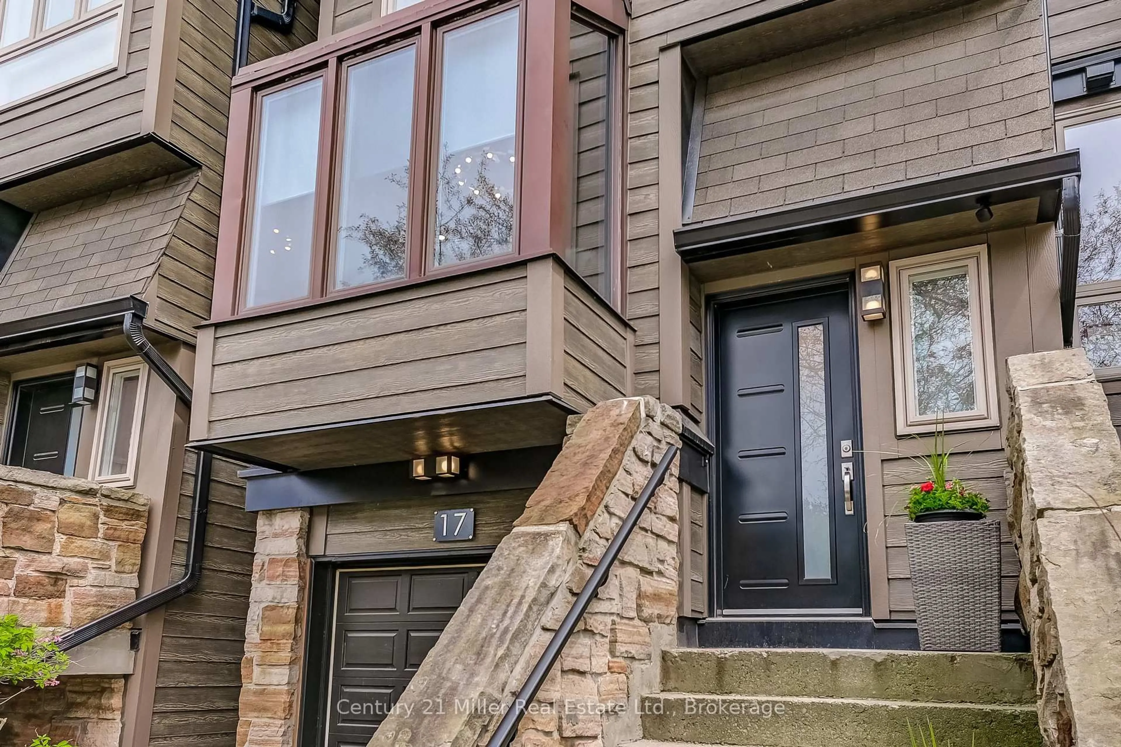 Home with brick exterior material, street for 1120 Queens Ave #17, Oakville Ontario L6H 2B5