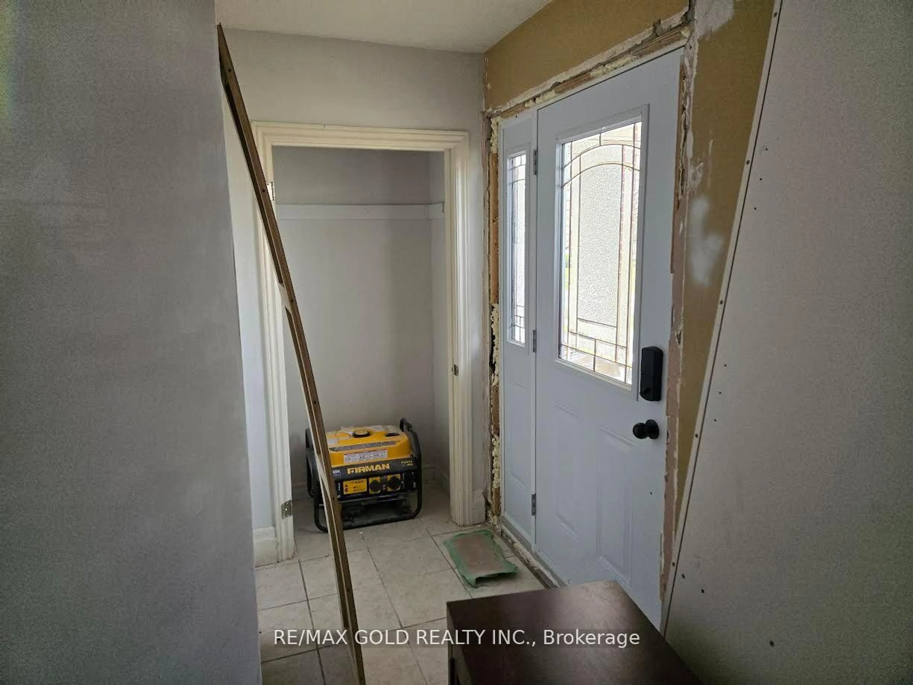 Indoor entryway for 111 Verobeach Blvd, Toronto Ontario M9M 1P8