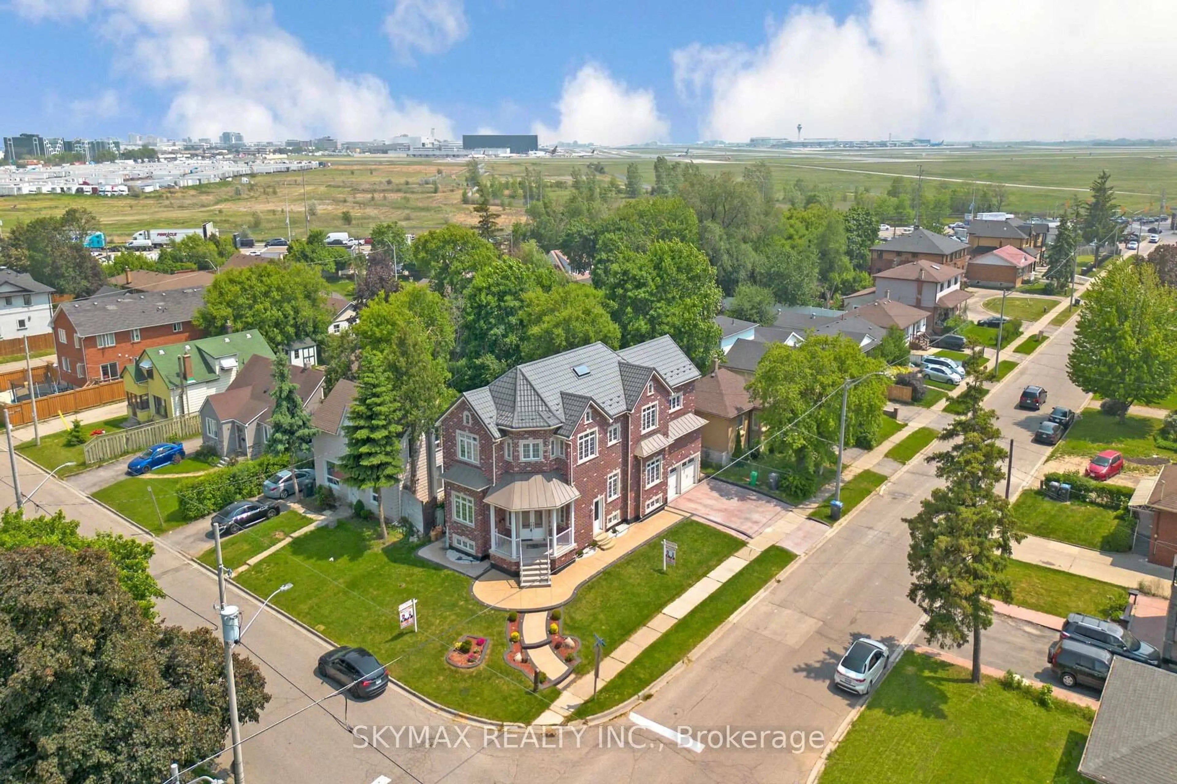 A pic from outside/outdoor area/front of a property/back of a property/a pic from drone, street for 18 Burlington St, Mississauga Ontario L4T 1B7