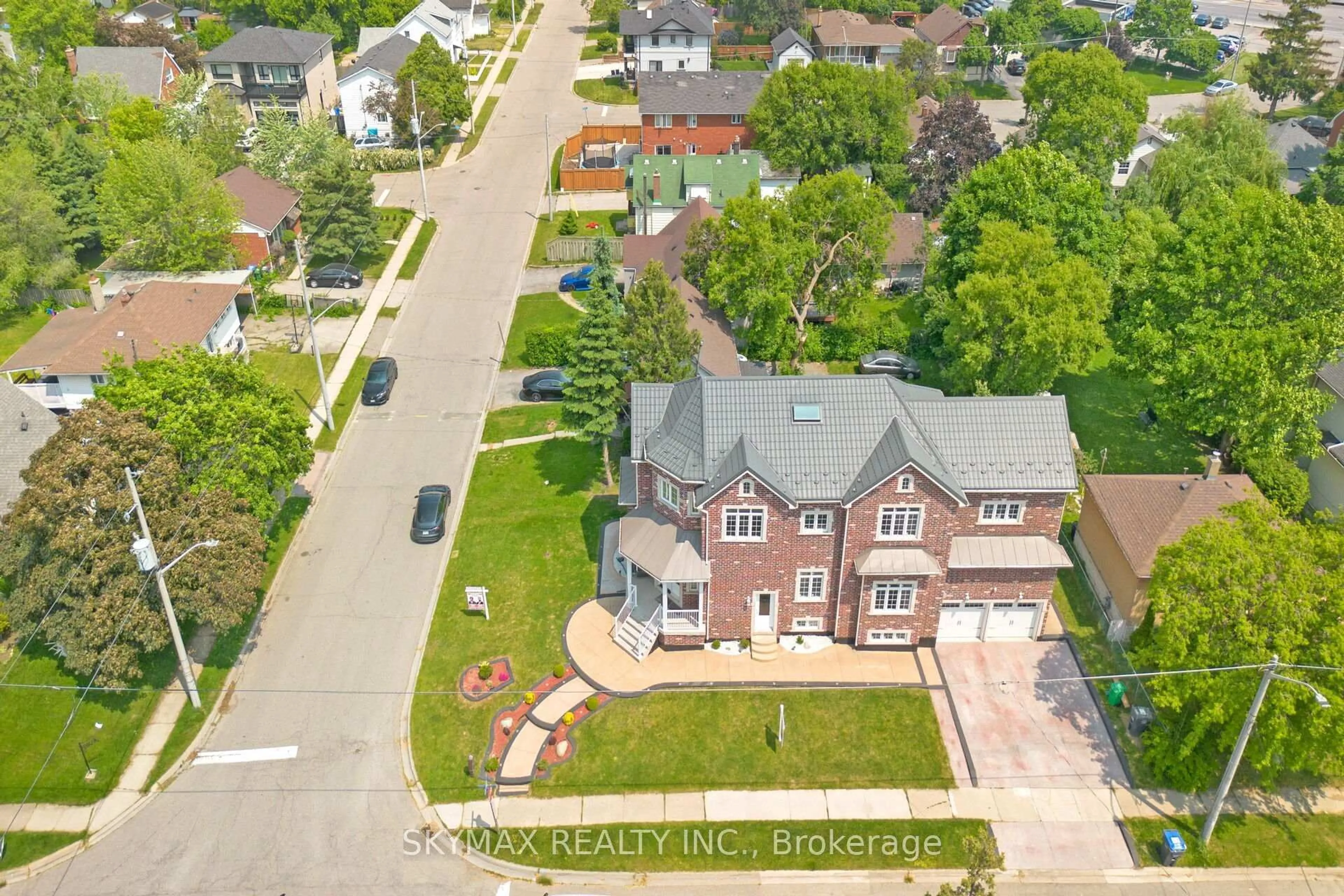 A pic from outside/outdoor area/front of a property/back of a property/a pic from drone, street for 18 Burlington St, Mississauga Ontario L4T 1B7