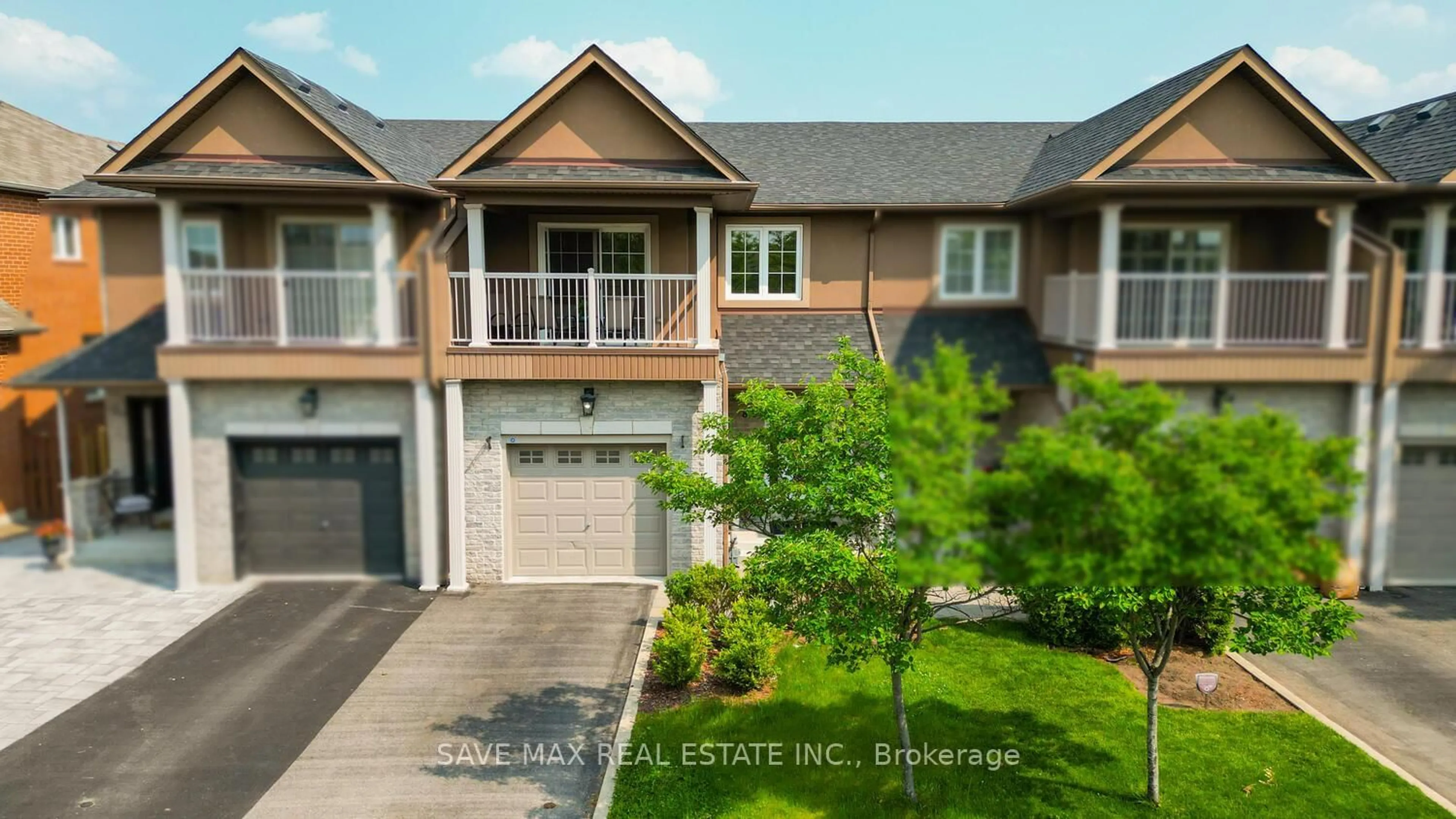 A pic from outside/outdoor area/front of a property/back of a property/a pic from drone, street for 819 Millworks Cres, Mississauga Ontario L5V 0E7