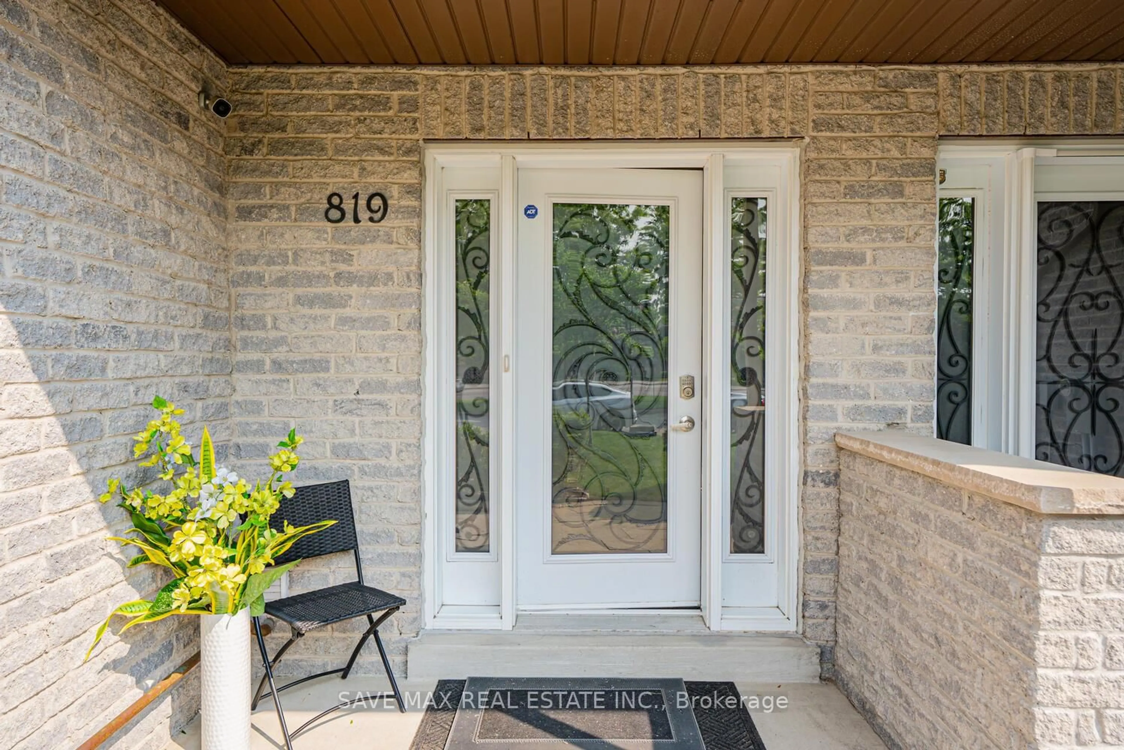 Indoor entryway for 819 Millworks Cres, Mississauga Ontario L5V 0E7