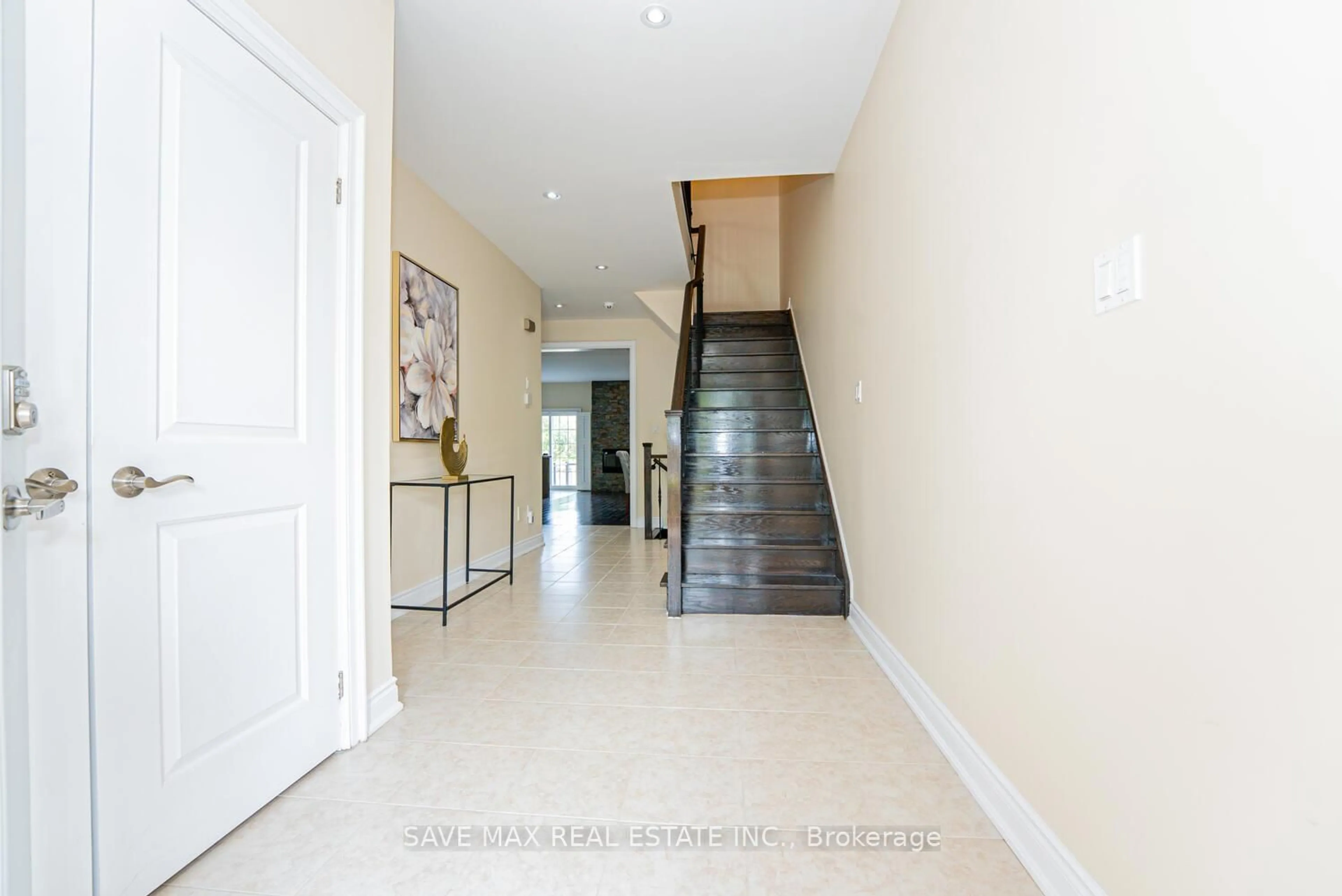 Indoor foyer for 819 Millworks Cres, Mississauga Ontario L5V 0E7