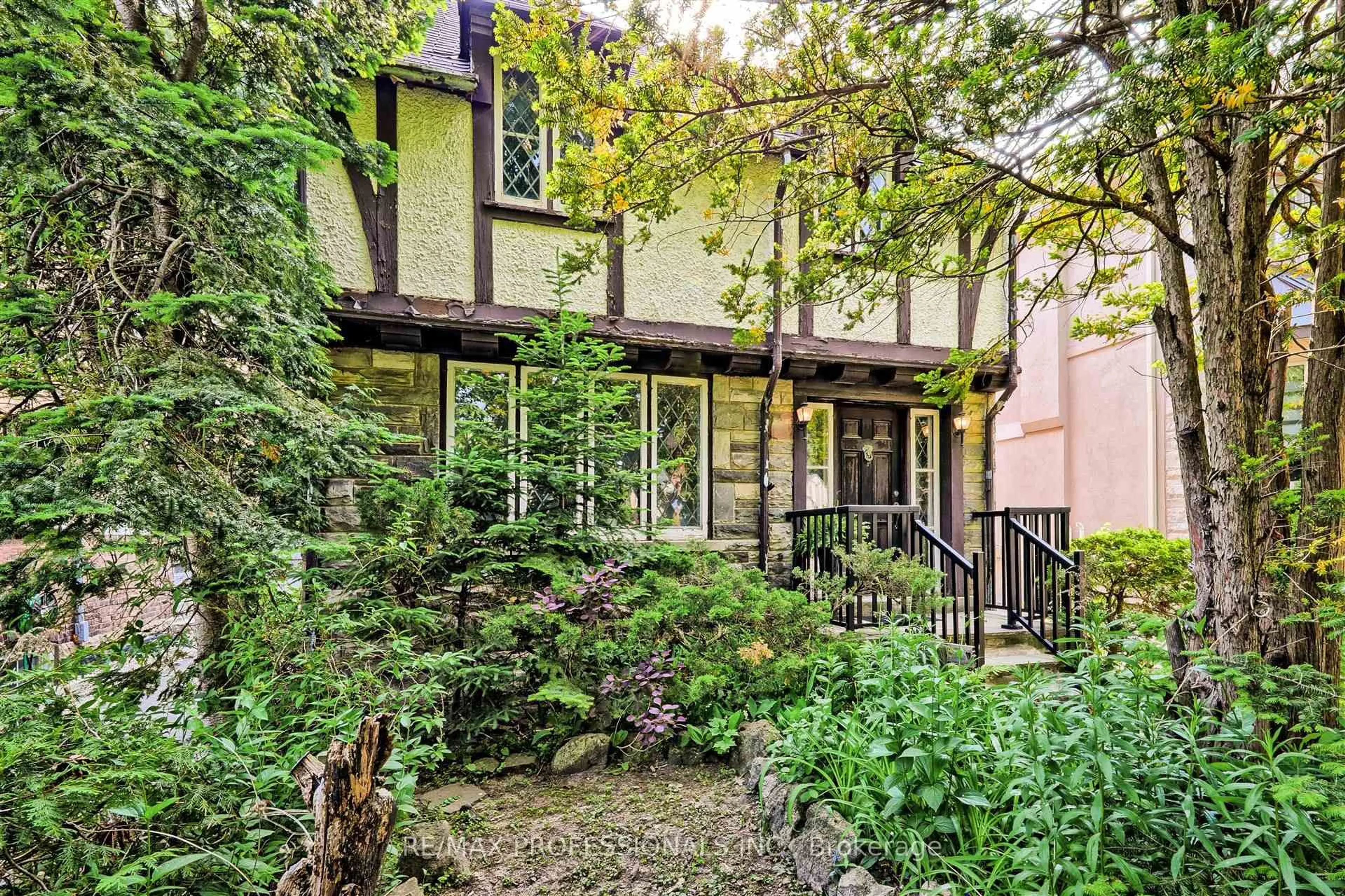 Patio, street for 262 South Kingsway, Toronto Ontario M6S 3T9