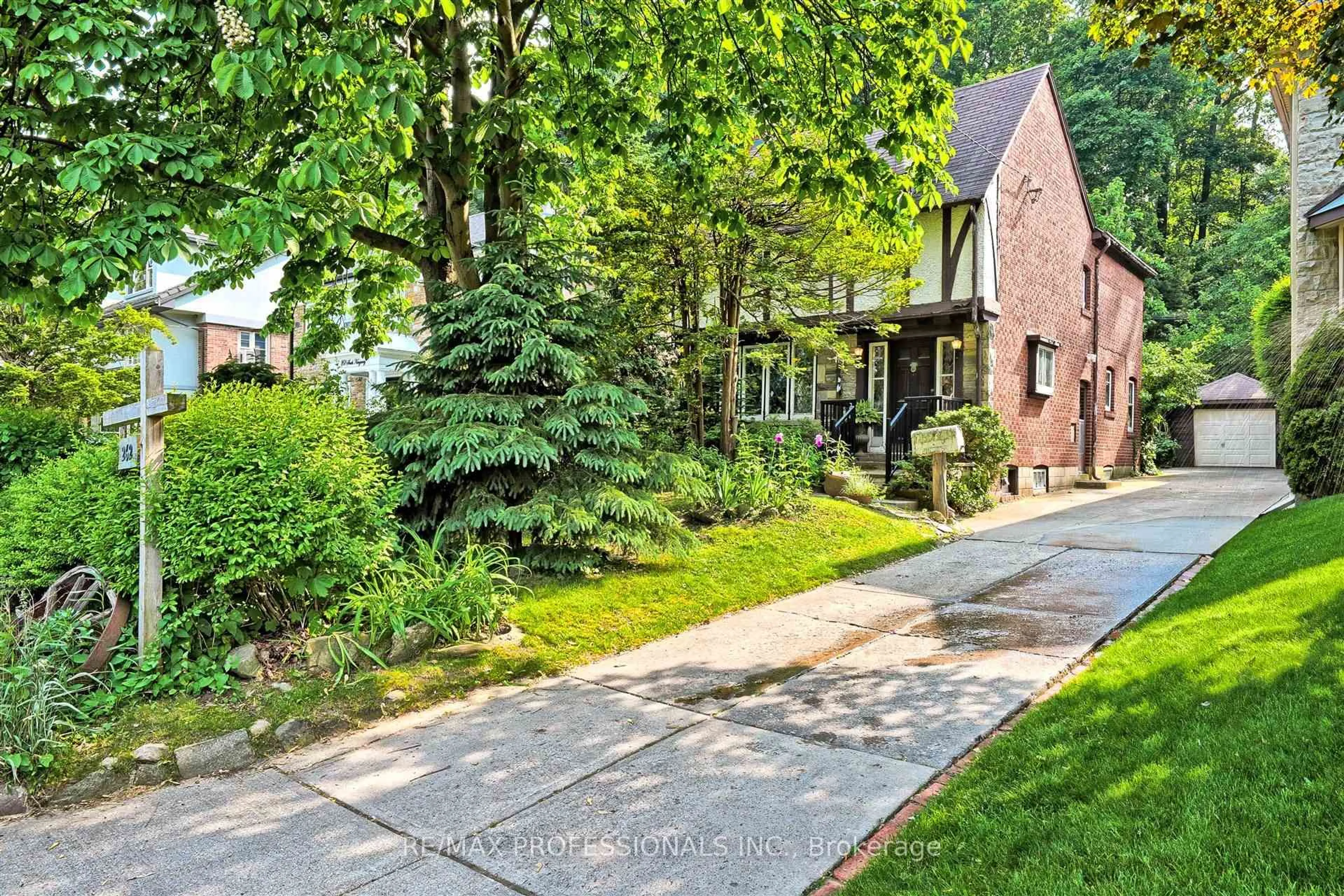 Home with brick exterior material, street for 262 South Kingsway, Toronto Ontario M6S 3T9