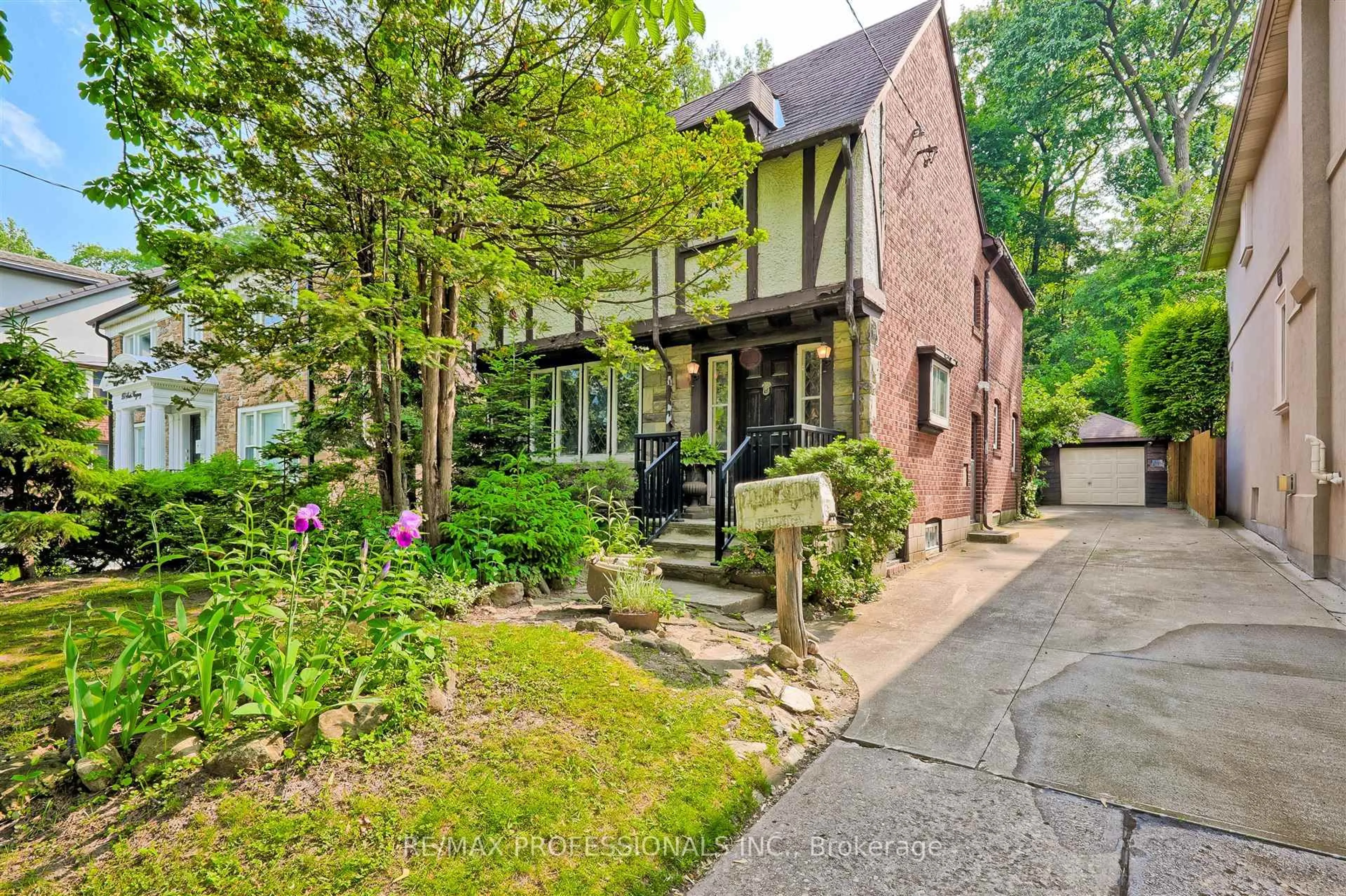 Home with brick exterior material, street for 262 South Kingsway, Toronto Ontario M6S 3T9