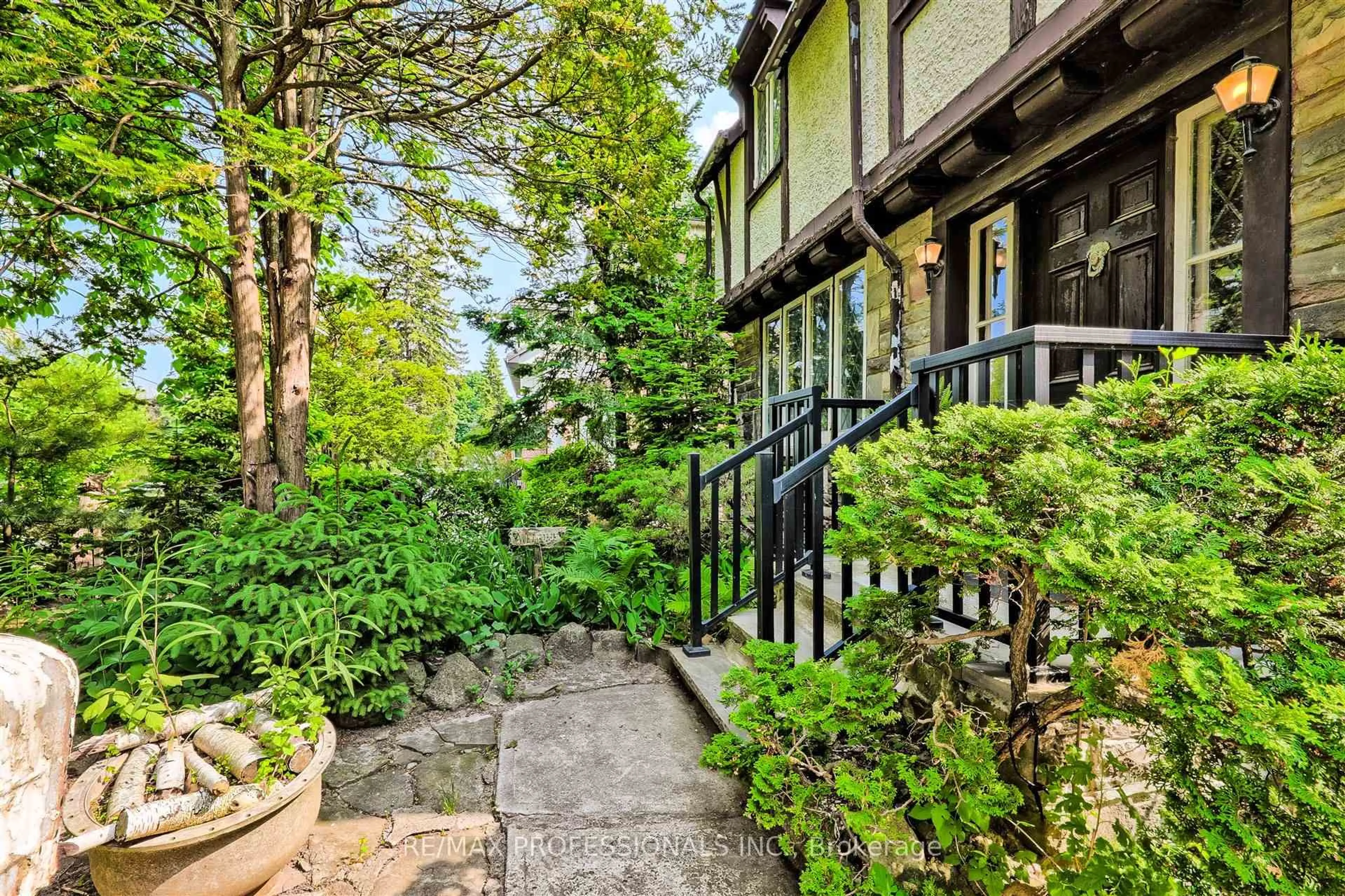Patio, street for 262 South Kingsway, Toronto Ontario M6S 3T9