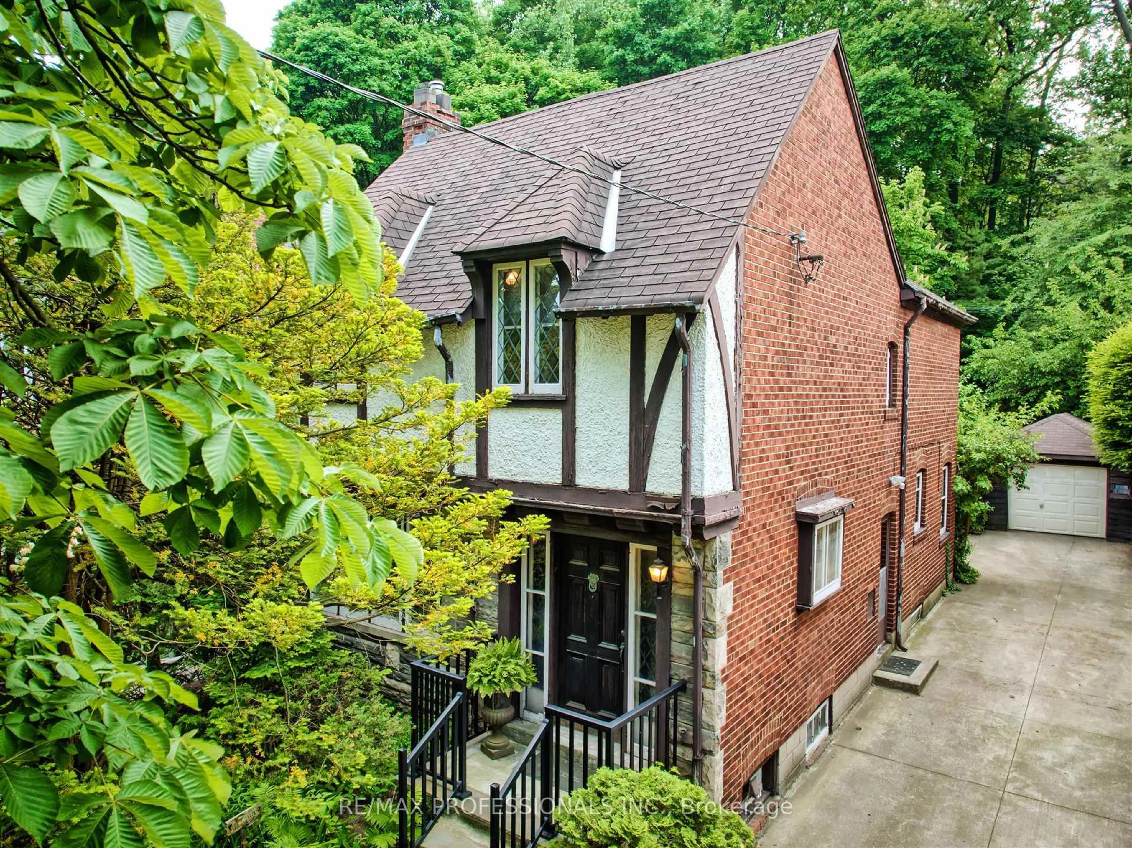 A pic from outside/outdoor area/front of a property/back of a property/a pic from drone, street for 262 South Kingsway, Toronto Ontario M6S 3T9