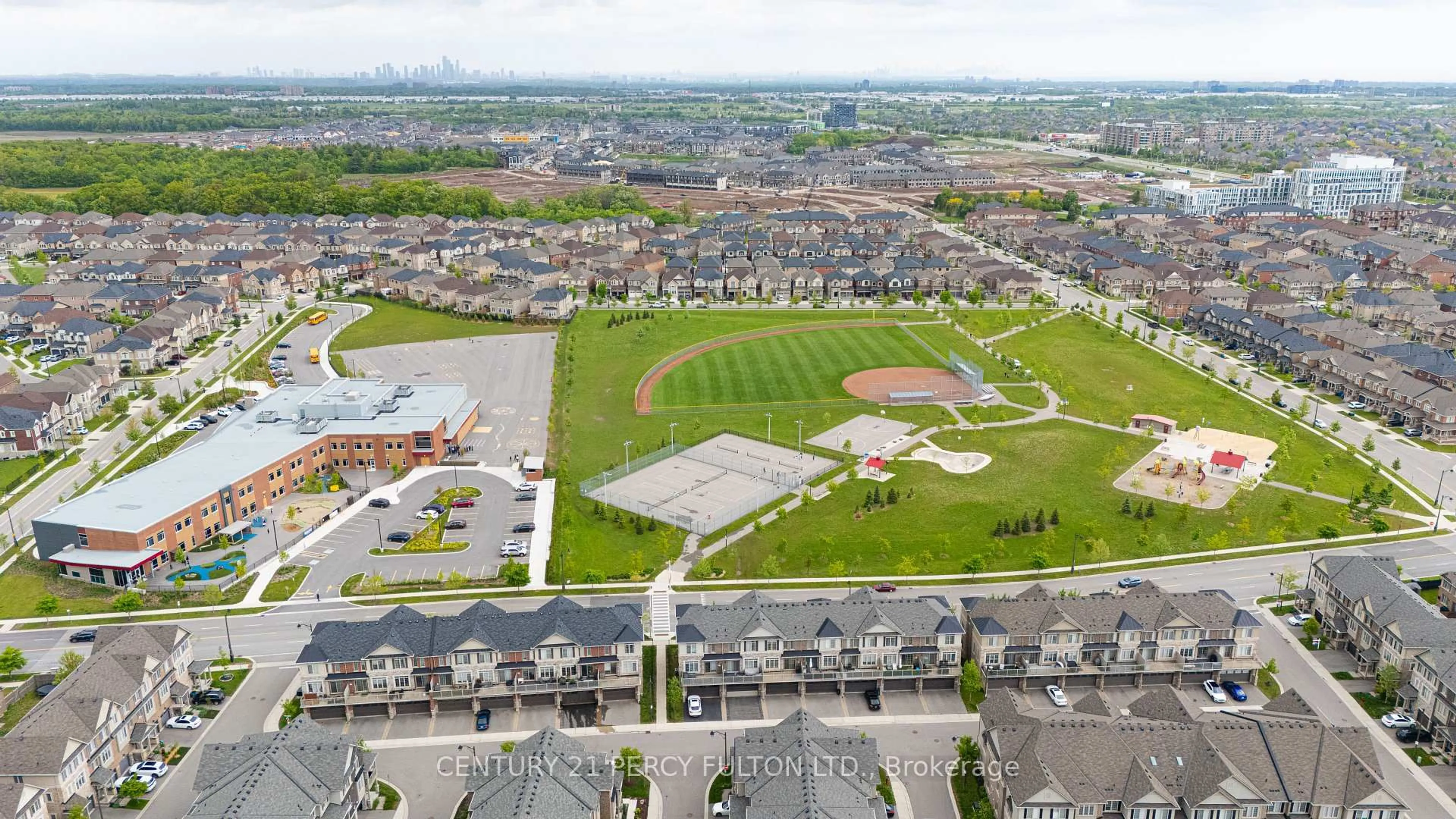 A pic from outside/outdoor area/front of a property/back of a property/a pic from drone, unknown for 386 Alderwood Common, Oakville Ontario L6H 0P8