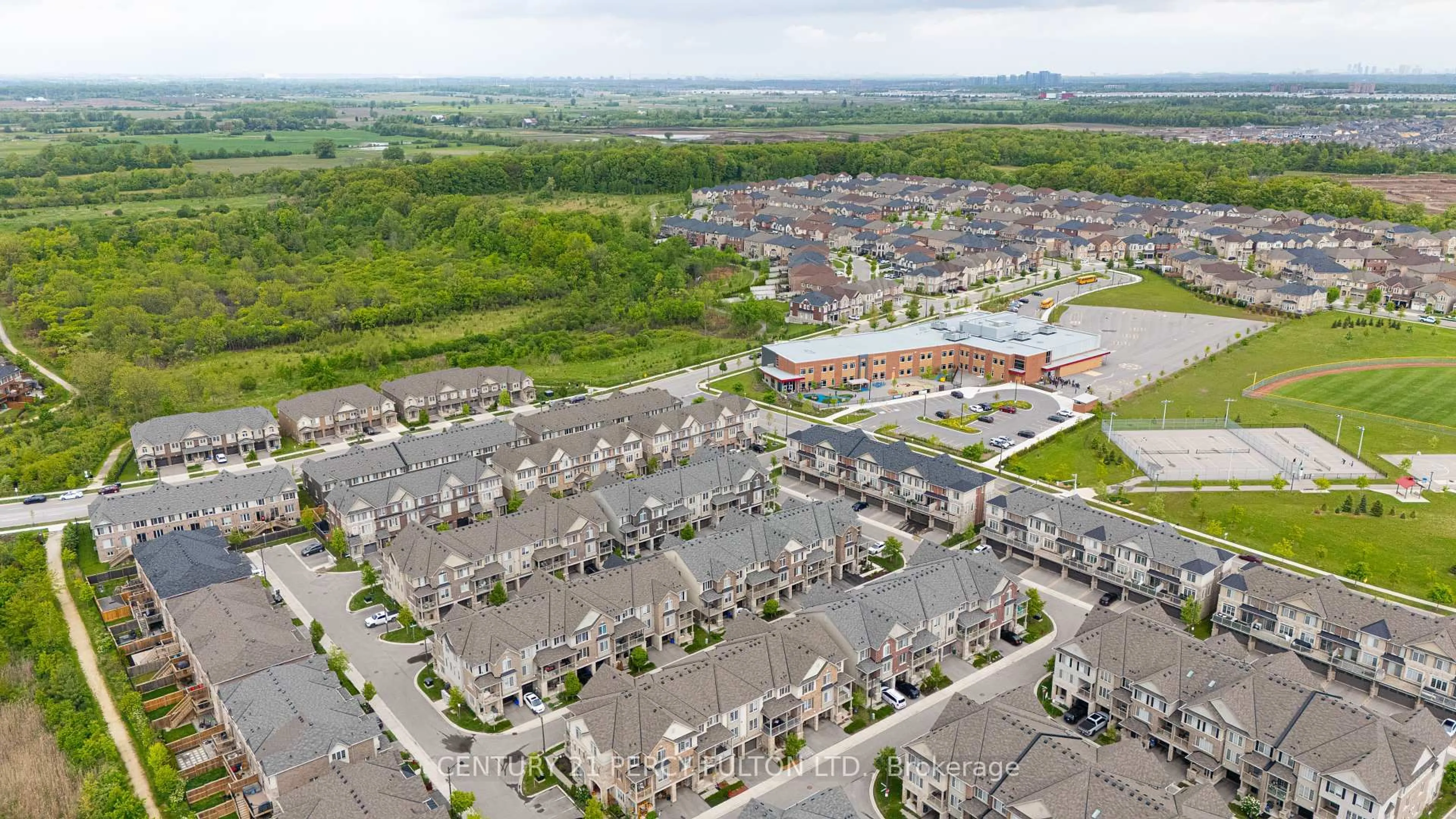 A pic from outside/outdoor area/front of a property/back of a property/a pic from drone, street for 386 Alderwood Common, Oakville Ontario L6H 0P8