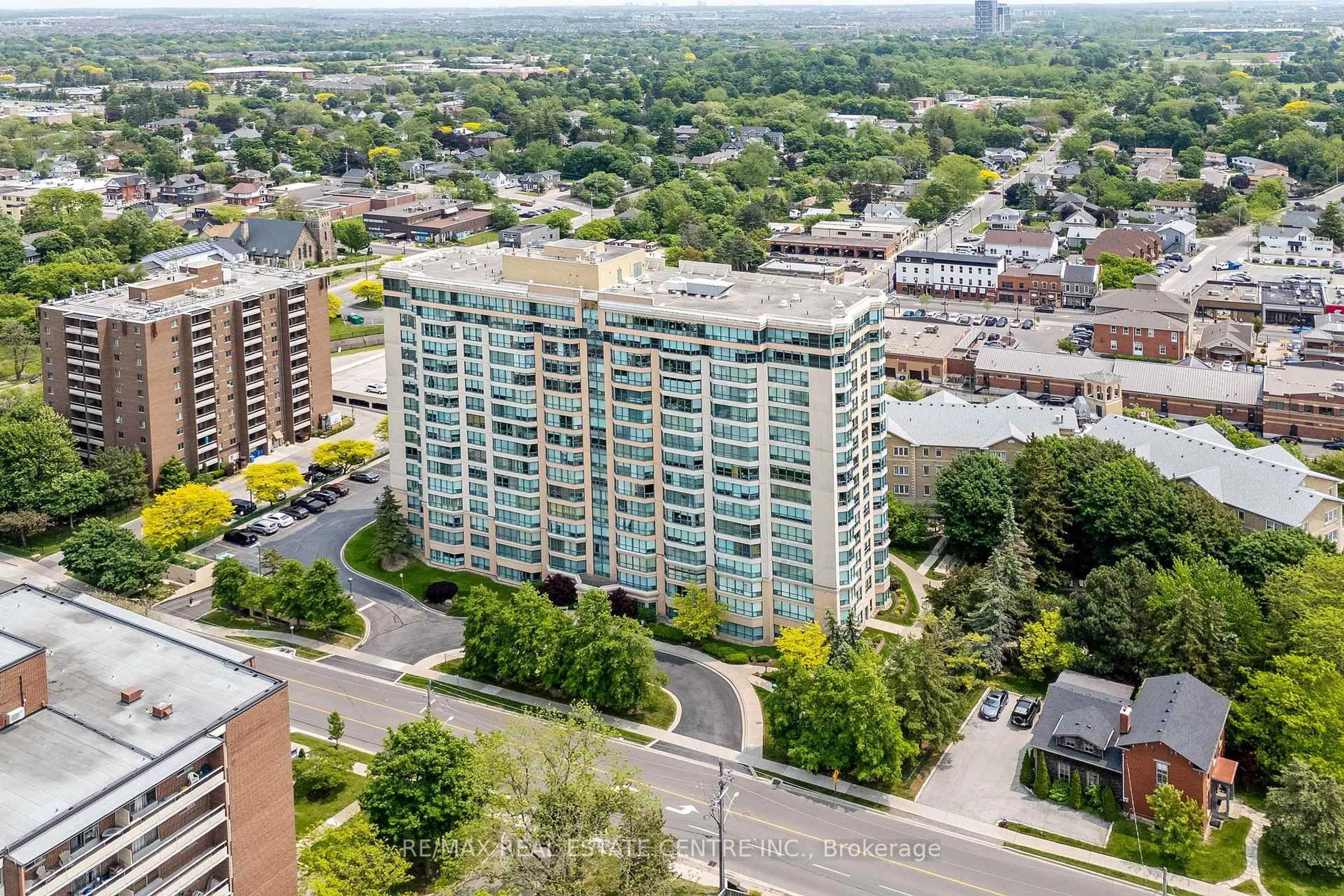 A pic from outside/outdoor area/front of a property/back of a property/a pic from drone, city buildings view from balcony for 100 Millside Dr #SS01, Milton Ontario L9T 5E2