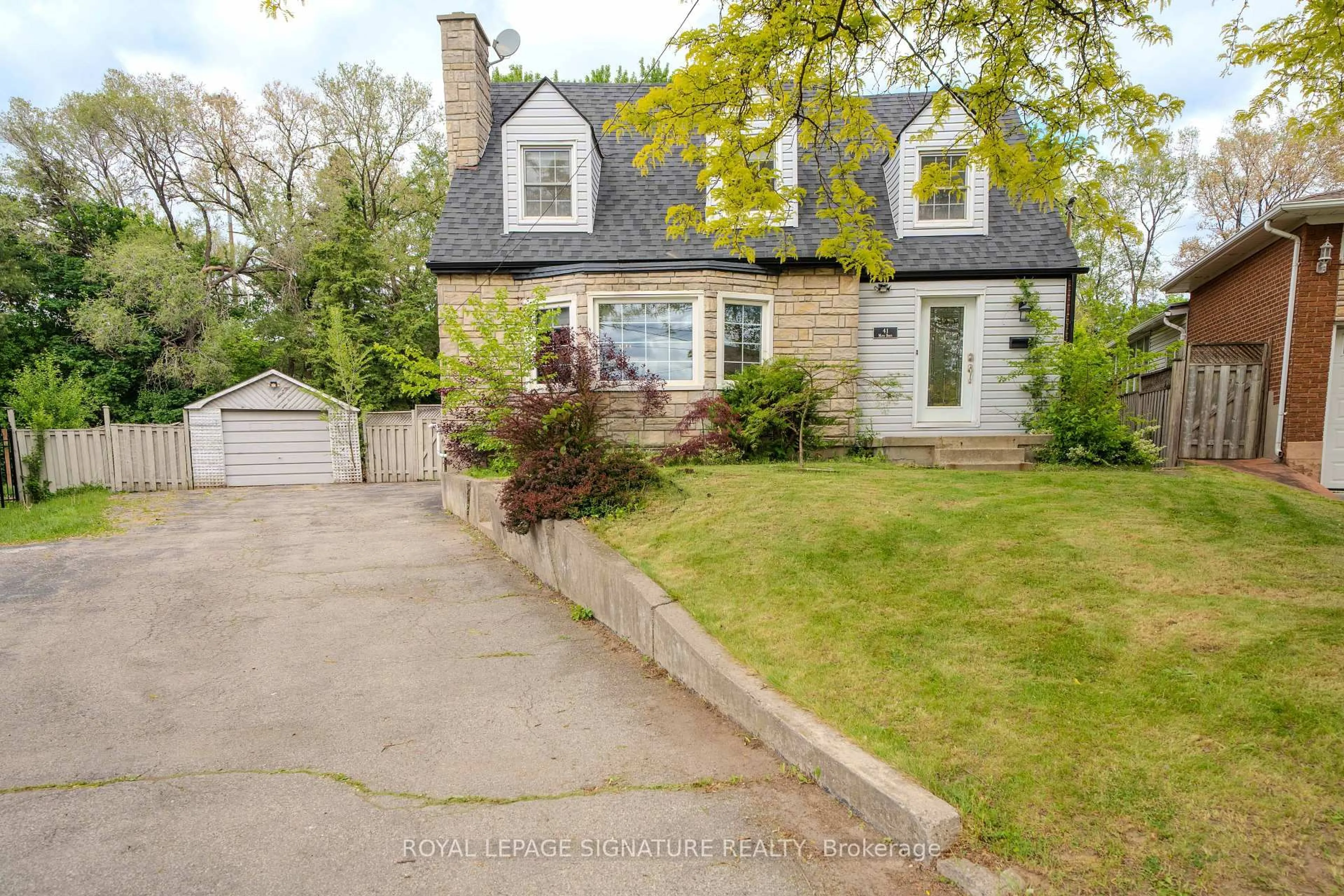 A pic from outside/outdoor area/front of a property/back of a property/a pic from drone, street for 41 Mayo Dr, Toronto Ontario M6L 2X4