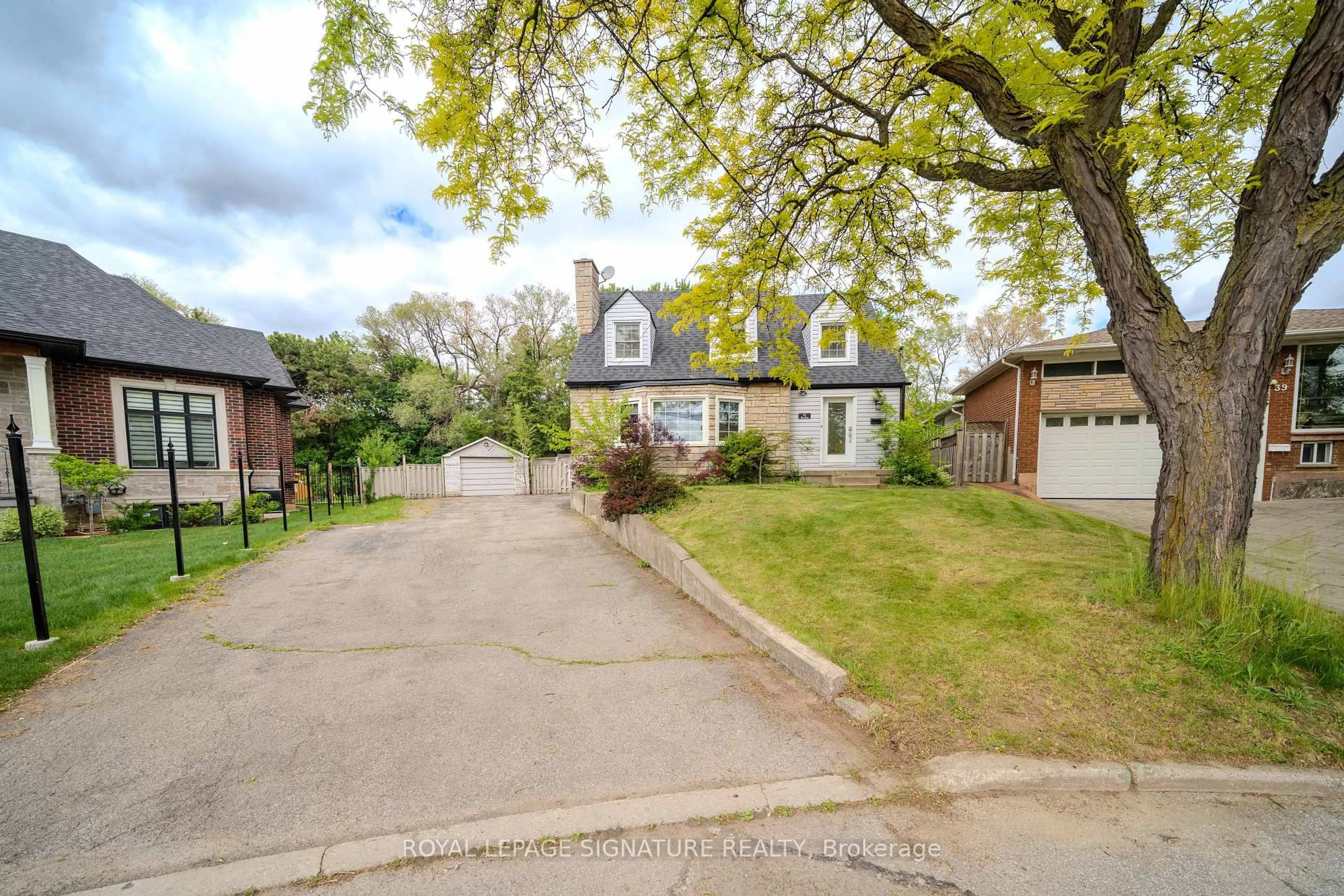 A pic from outside/outdoor area/front of a property/back of a property/a pic from drone, street for 41 Mayo Dr, Toronto Ontario M6L 2X4