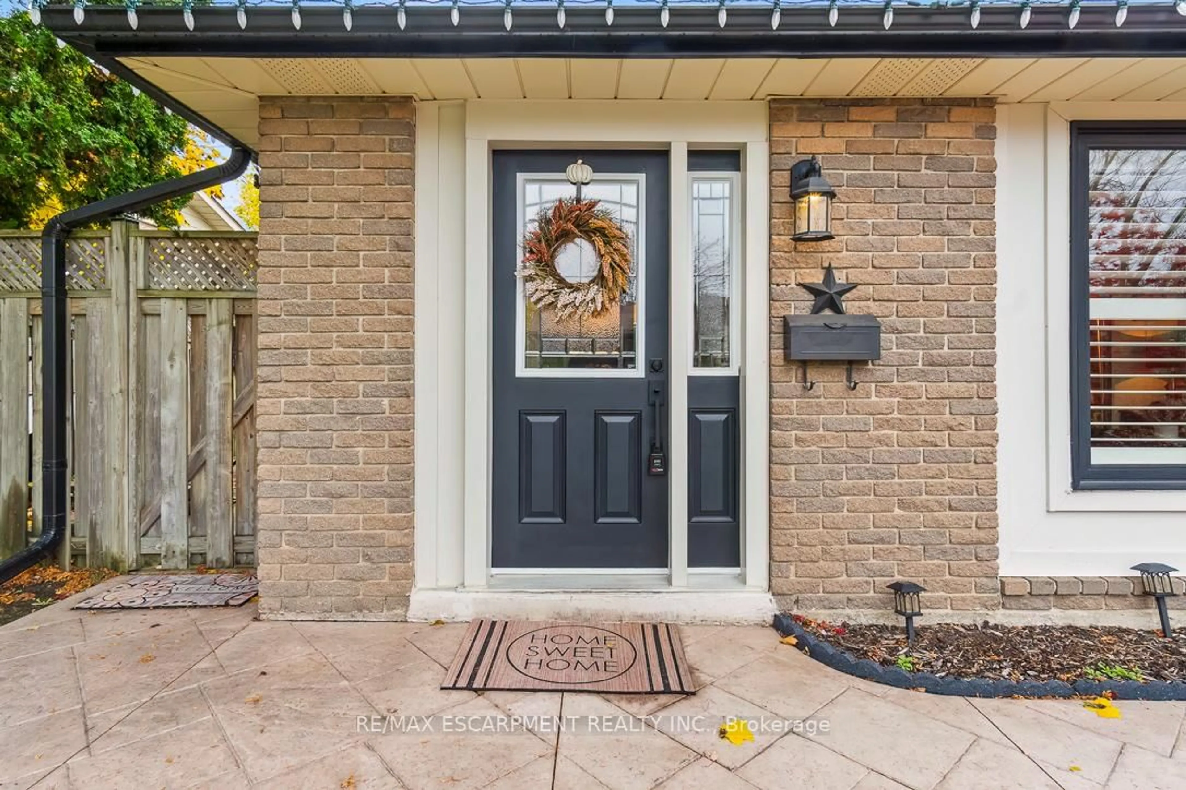 Indoor entryway for 24 WILLIS Dr, Brampton Ontario L6W 1A9