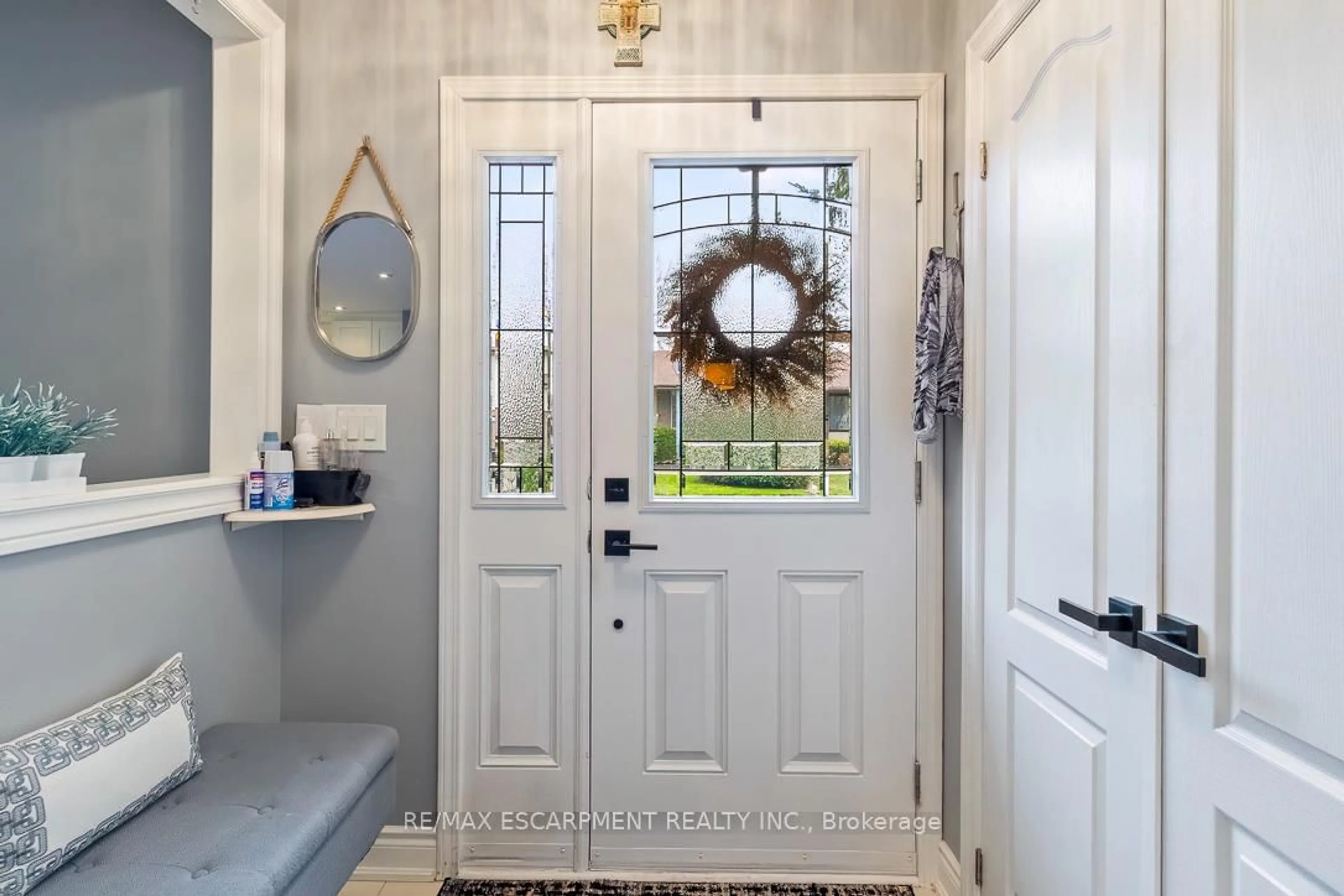 Indoor entryway for 24 WILLIS Dr, Brampton Ontario L6W 1A9
