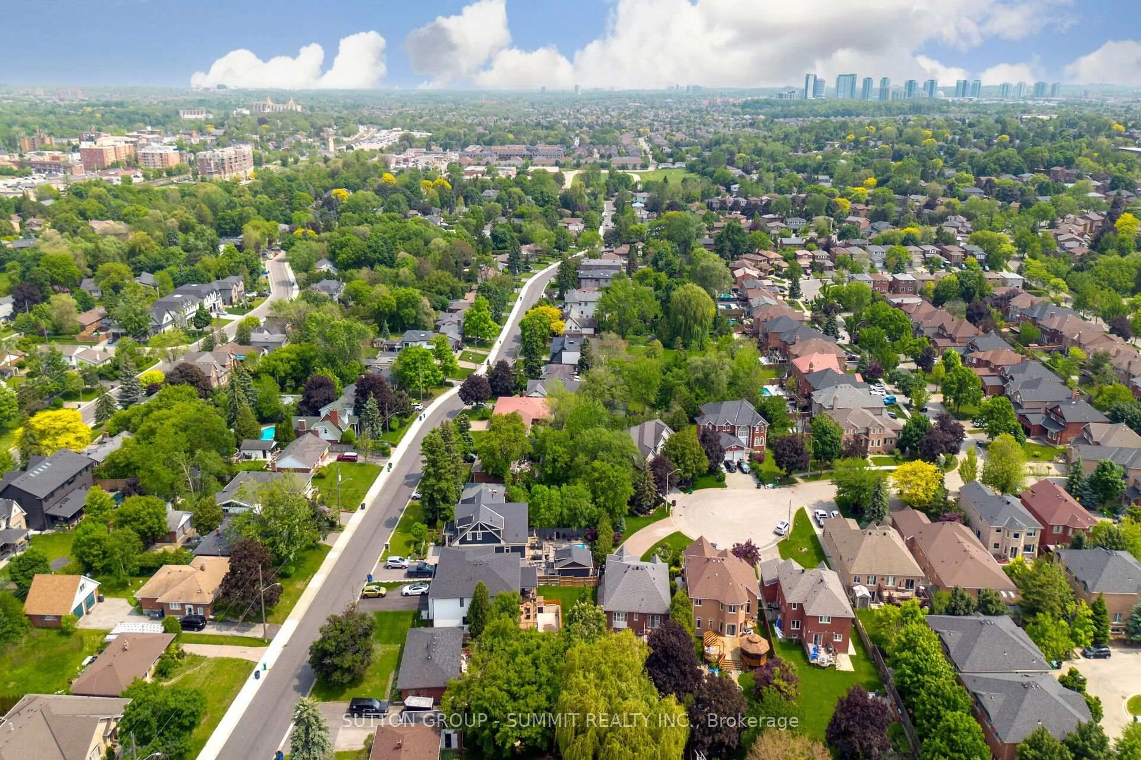 A pic from outside/outdoor area/front of a property/back of a property/a pic from drone, street for 5981 RAYSHAW Cres, Mississauga Ontario L5M 2P1
