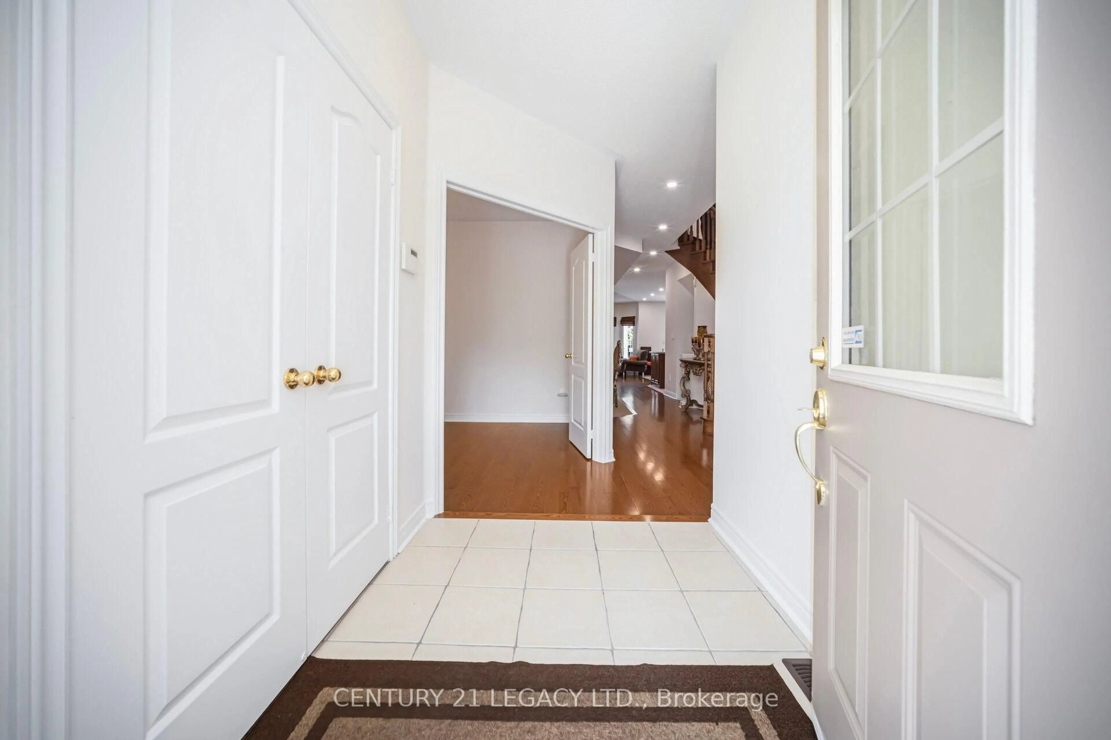 Indoor foyer for 3136 Countess Cres, Mississauga Ontario L5M 0E1
