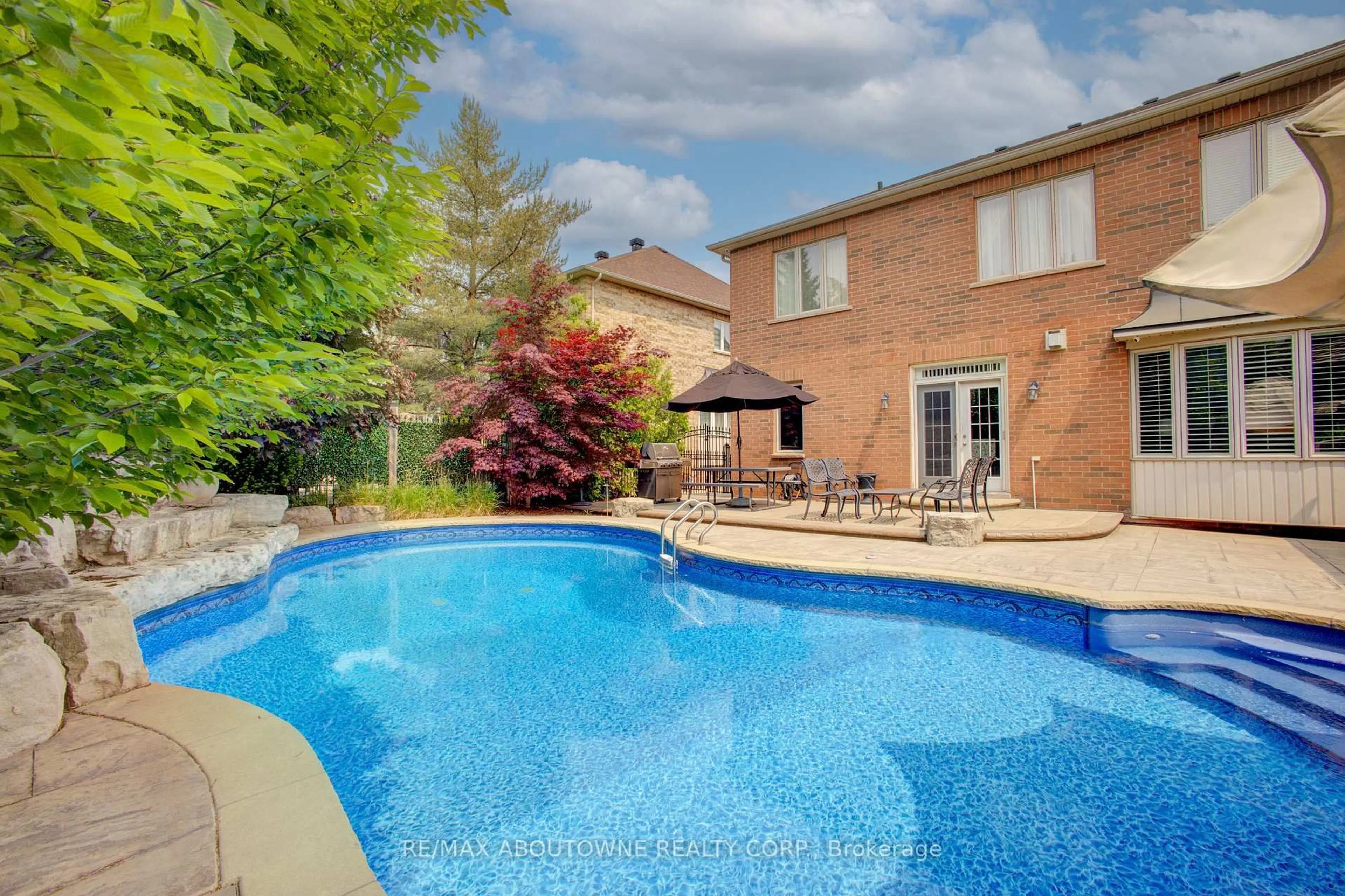 Pool for 1521 Craigleith Rd, Oakville Ontario L6H 7W3