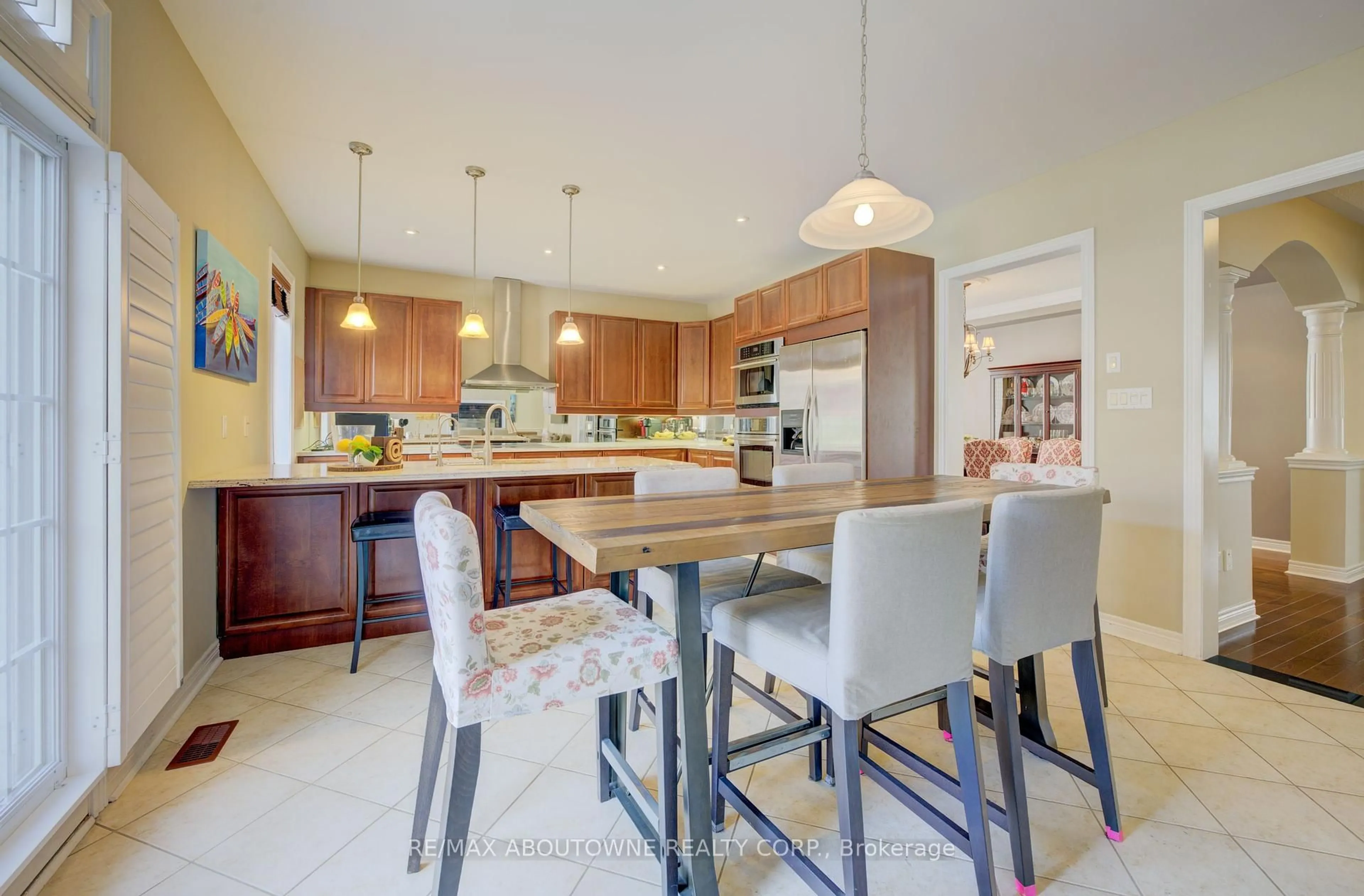 Open concept kitchen, ceramic/tile floor for 1521 Craigleith Rd, Oakville Ontario L6H 7W3