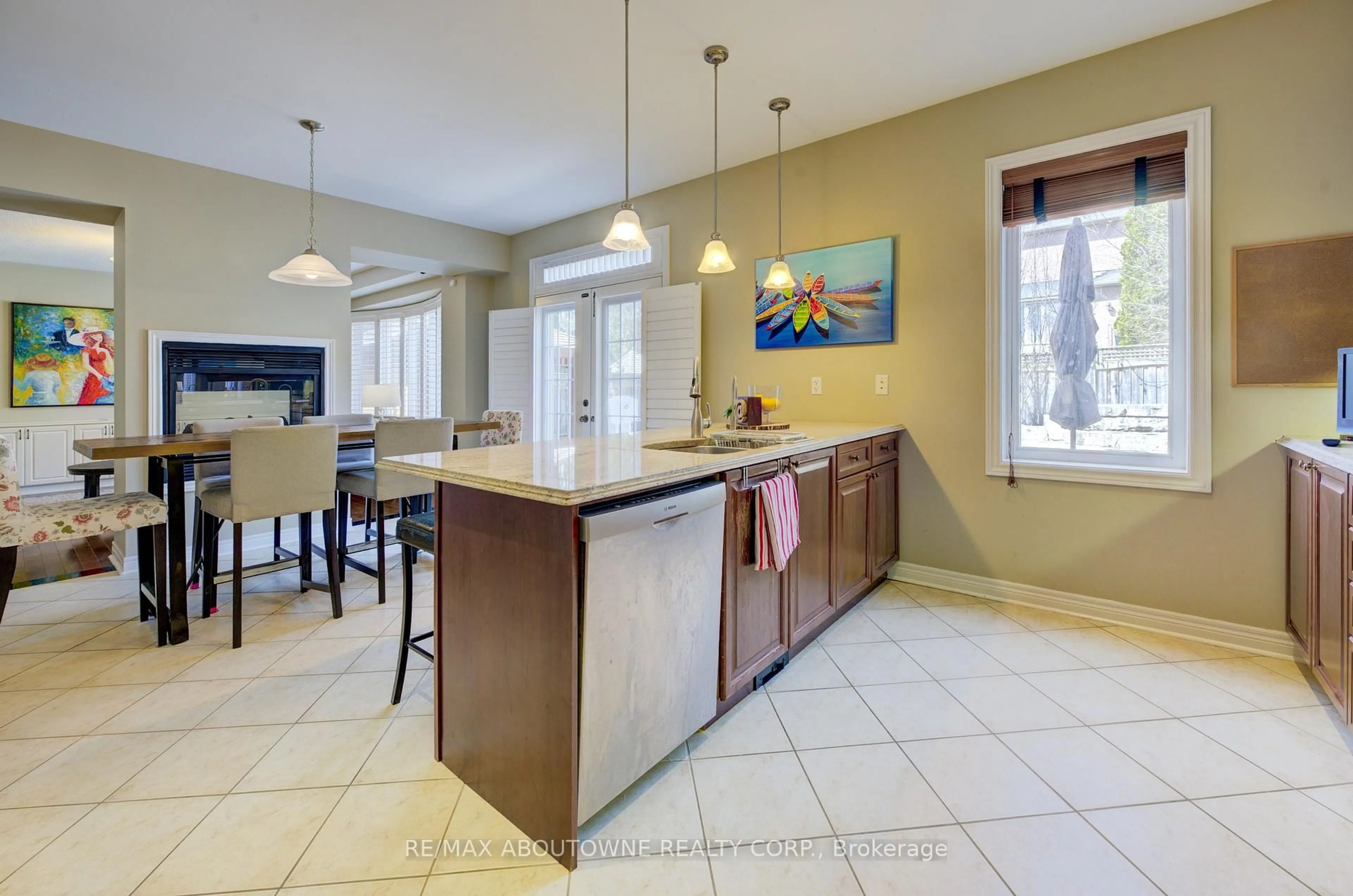 Open concept kitchen, ceramic/tile floor for 1521 Craigleith Rd, Oakville Ontario L6H 7W3