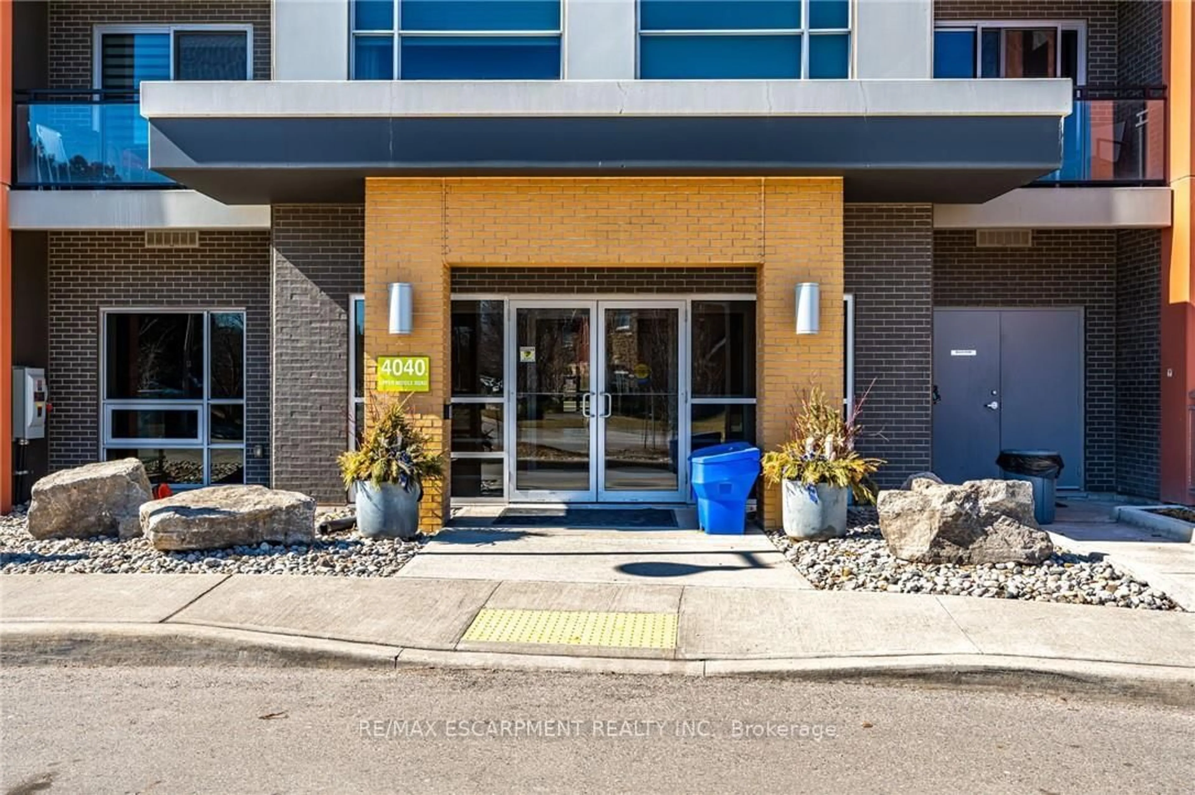 Indoor foyer for 4040 Upper Middle Rd #102, Burlington Ontario L7M 0H2