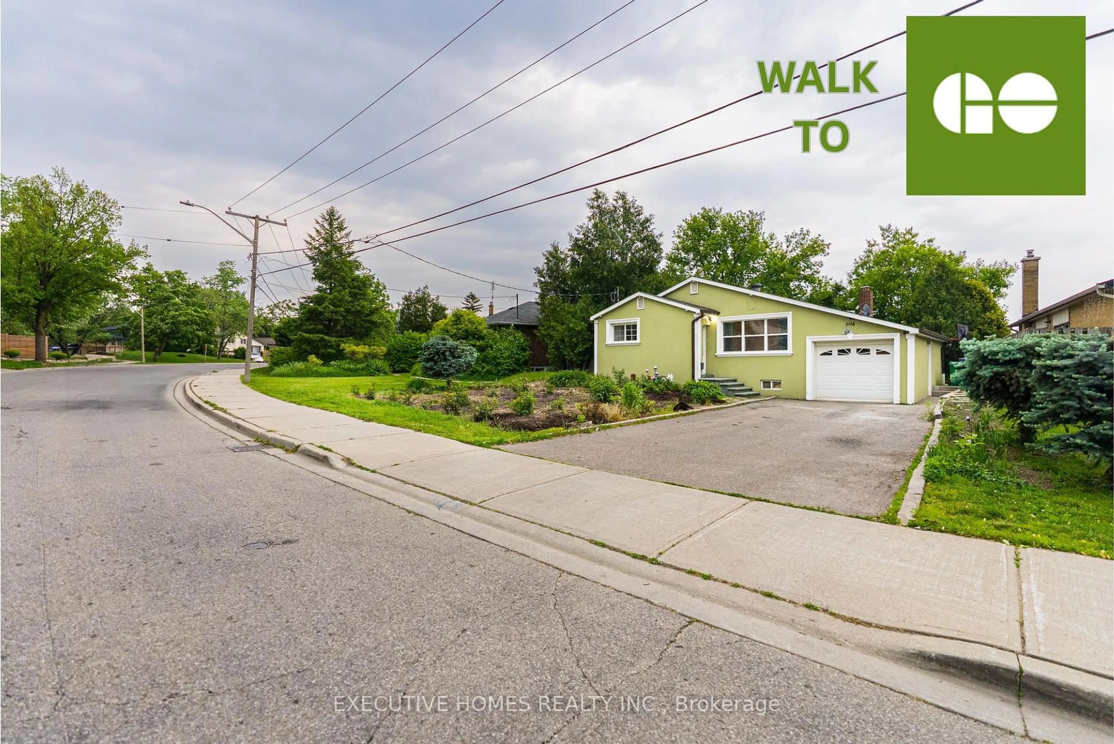 A pic from outside/outdoor area/front of a property/back of a property/a pic from drone, street for 3694 Queenston Dr, Mississauga Ontario L5C 2H2