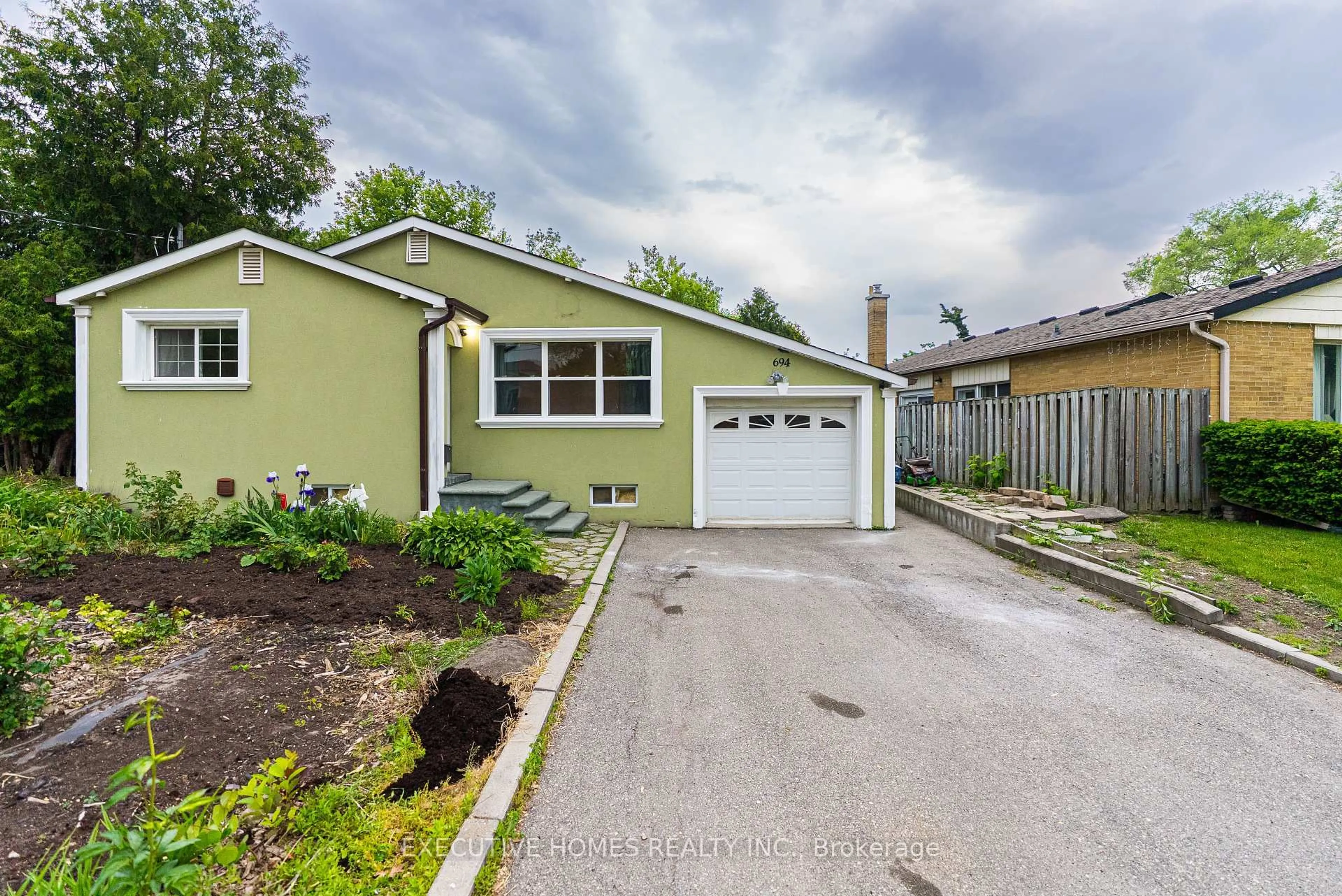 Unknown for 3694 Queenston Dr, Mississauga Ontario L5C 2H2