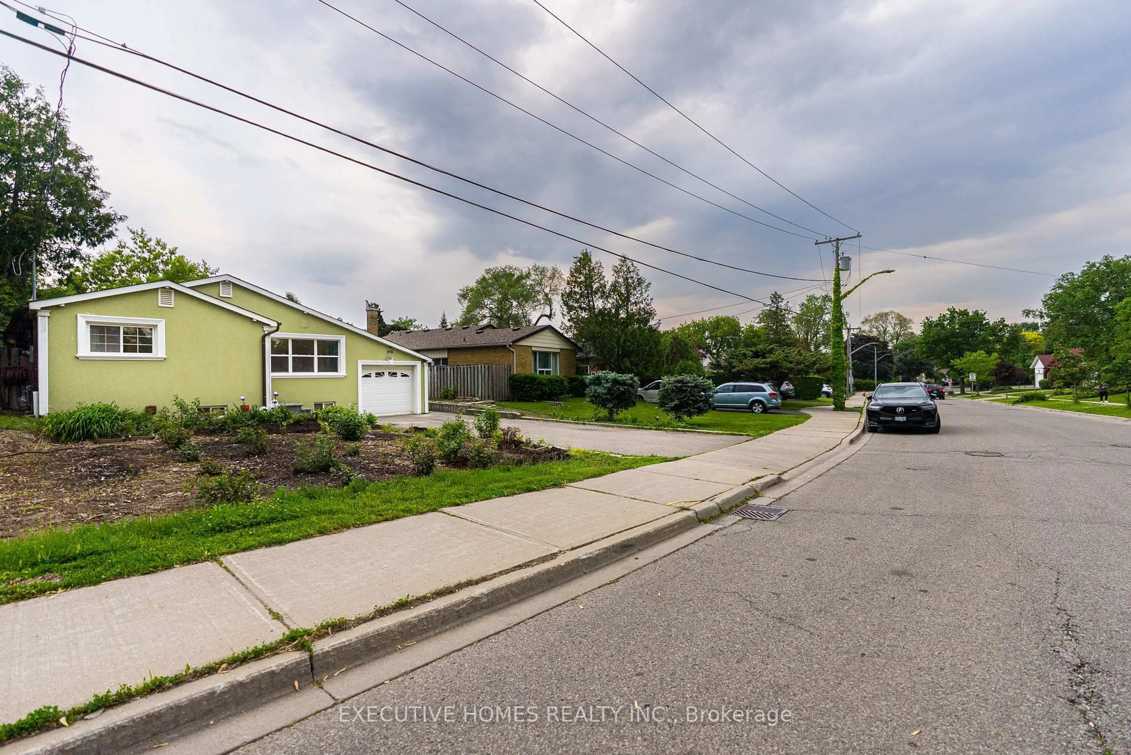 A pic from outside/outdoor area/front of a property/back of a property/a pic from drone, street for 3694 Queenston Dr, Mississauga Ontario L5C 2H2