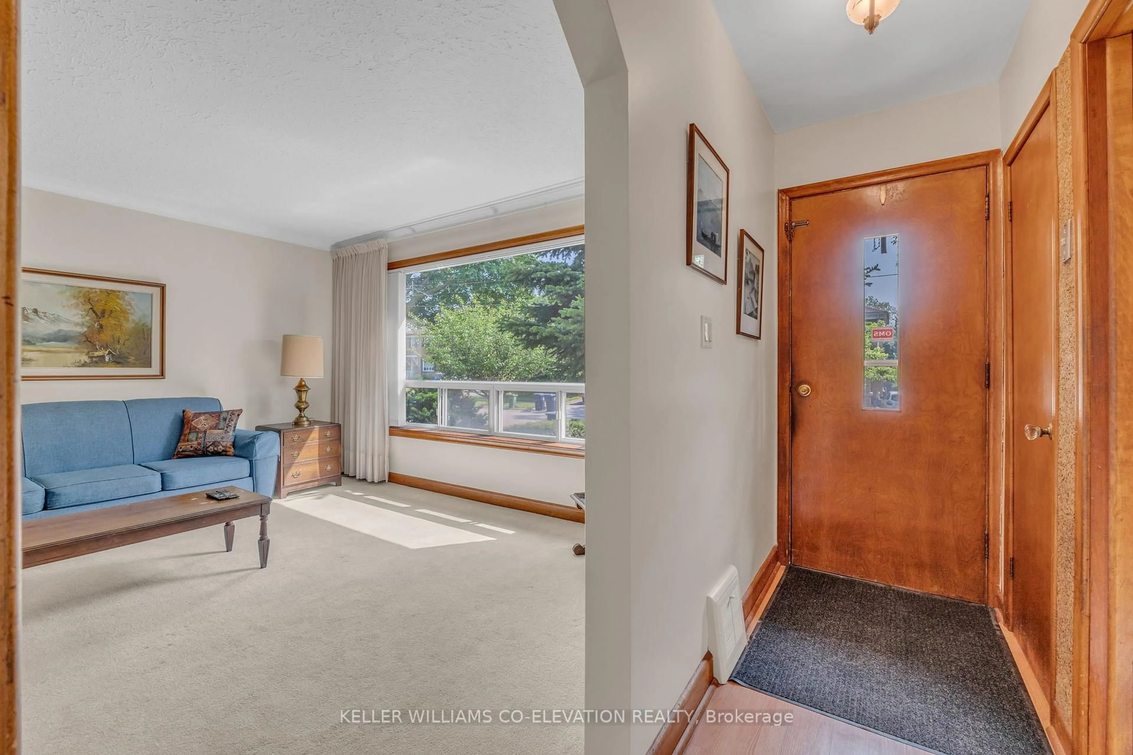 Indoor foyer for 10 Robindale Ave, Toronto Ontario M8W 4A9