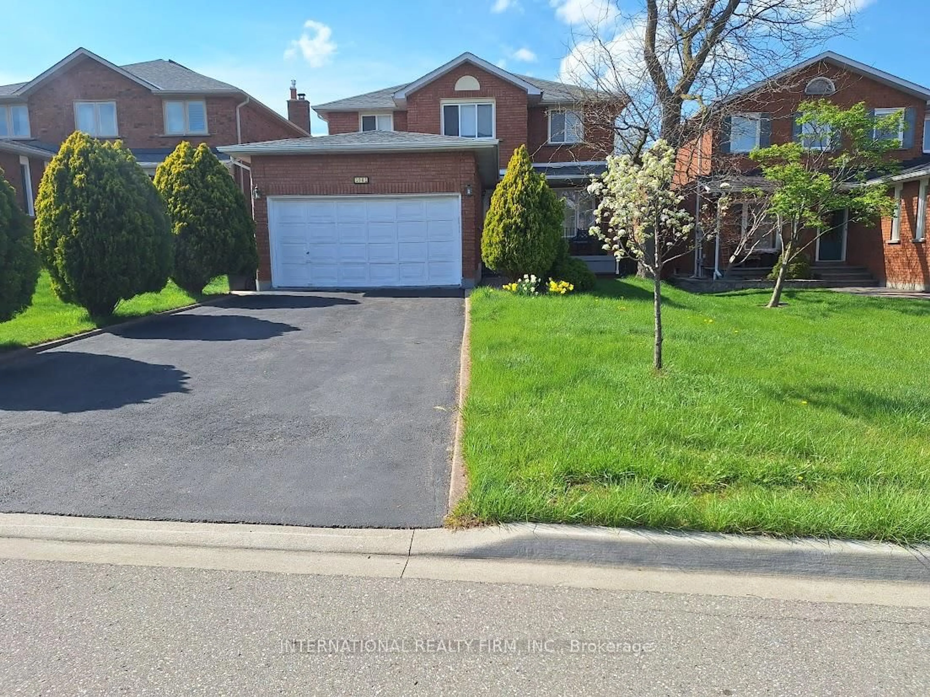 A pic from outside/outdoor area/front of a property/back of a property/a pic from drone, street for 1961 Aldermead Rd, Mississauga Ontario L5M 3A1