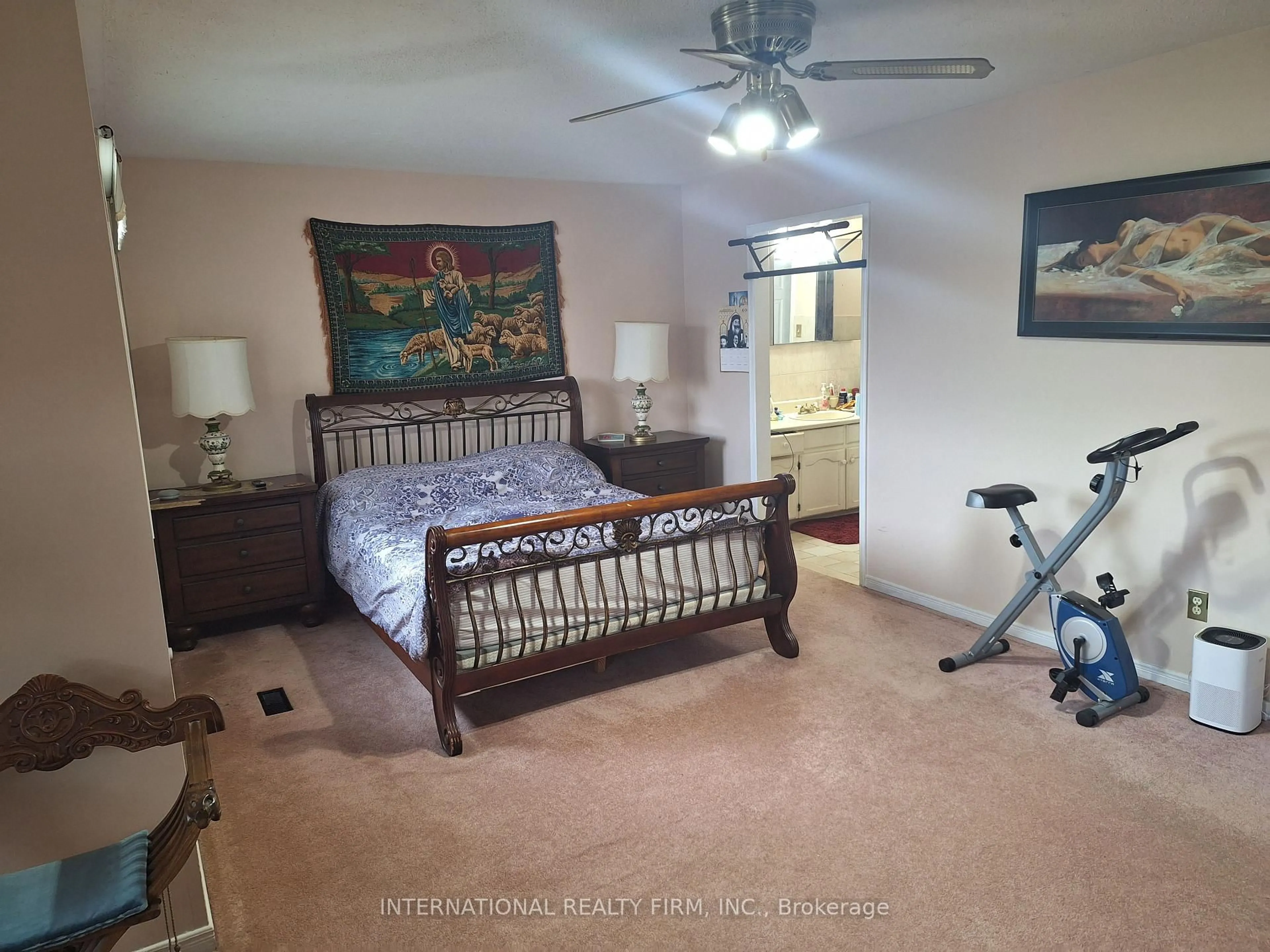 A pic of a room for 1961 Aldermead Rd, Mississauga Ontario L5M 3A1