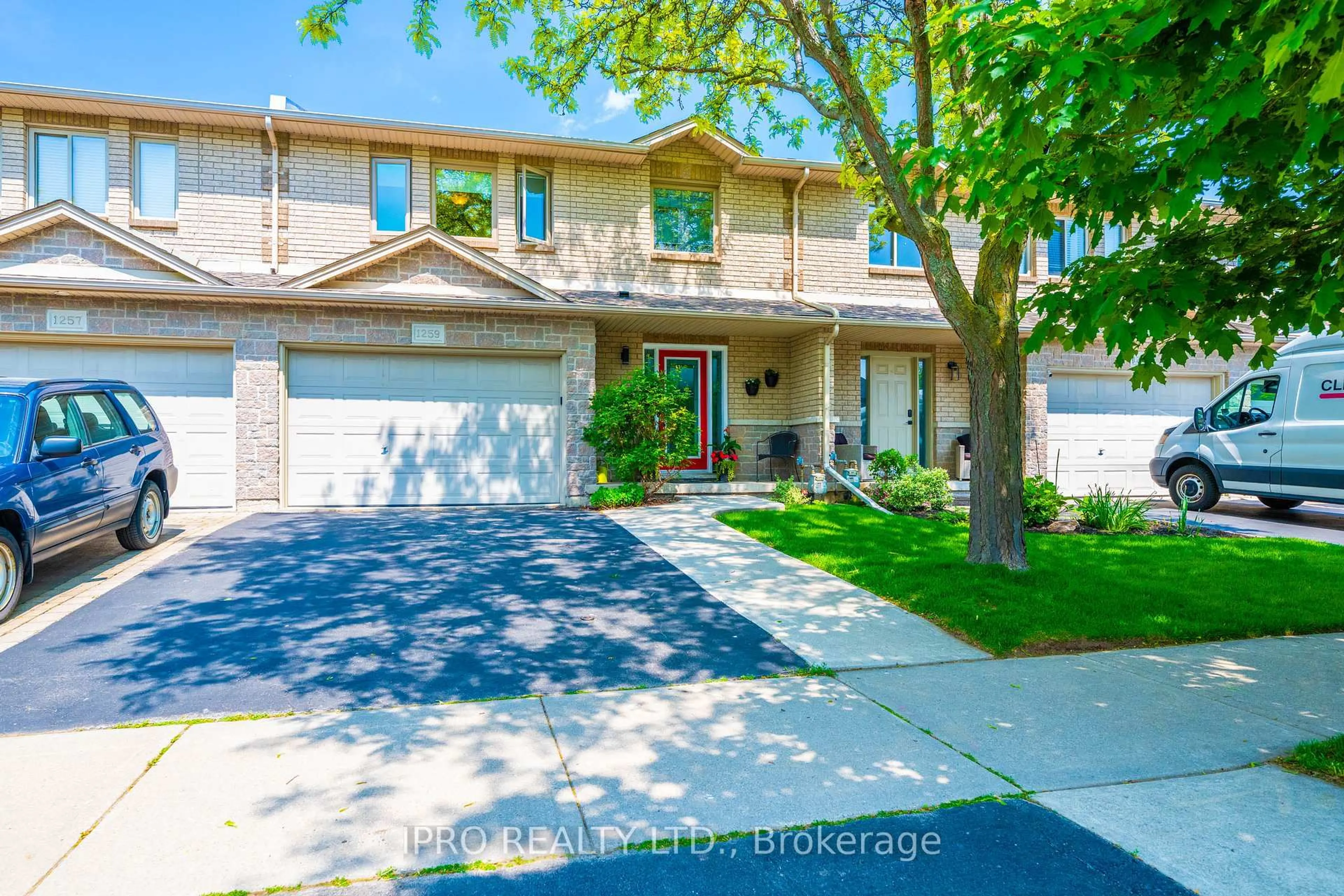 A pic from outside/outdoor area/front of a property/back of a property/a pic from drone, street for 1259 Stephenson Dr, Burlington Ontario L7S 2B3