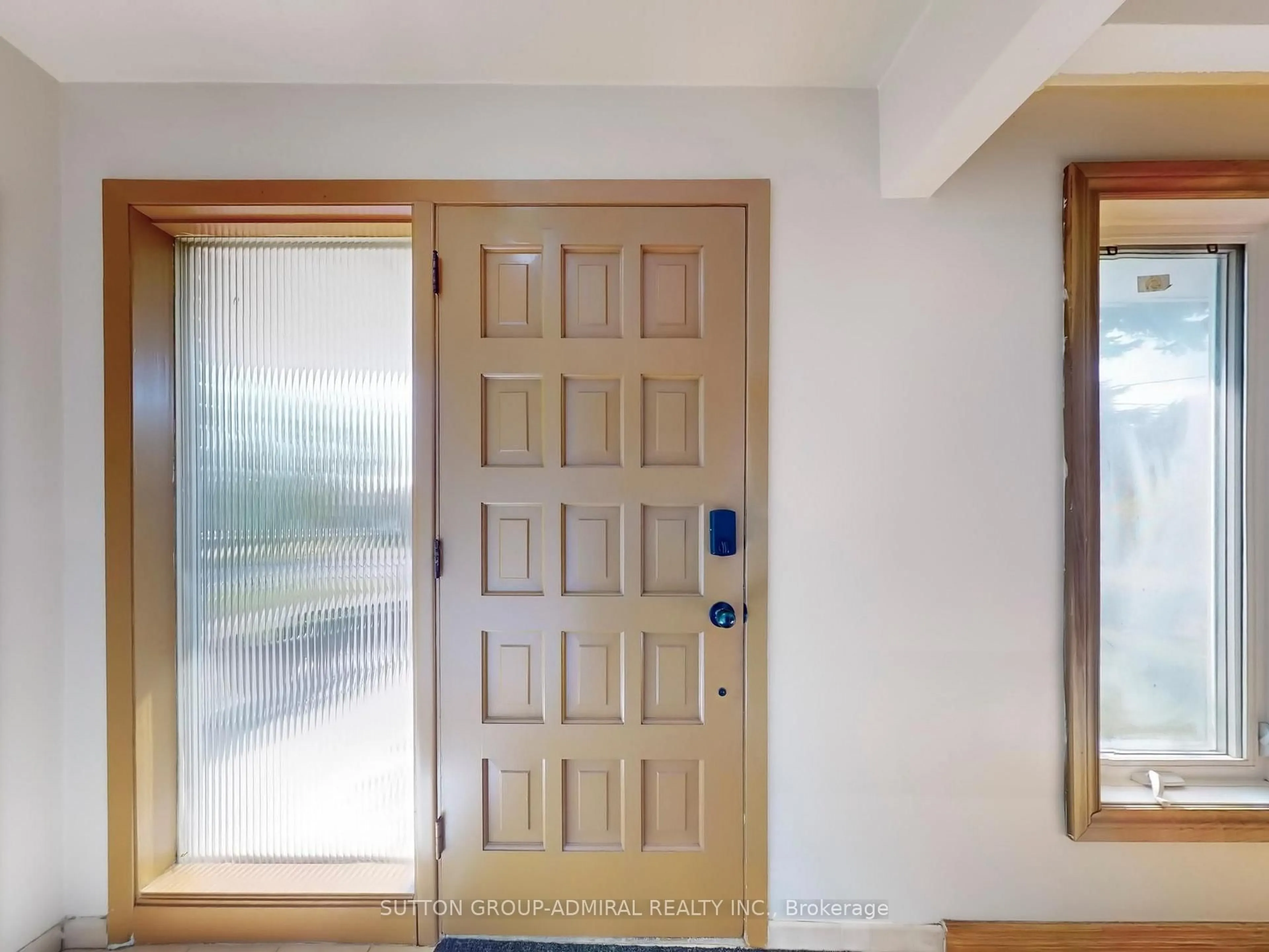 Indoor entryway for 31 Charrington Cres, Toronto Ontario M3L 2C3