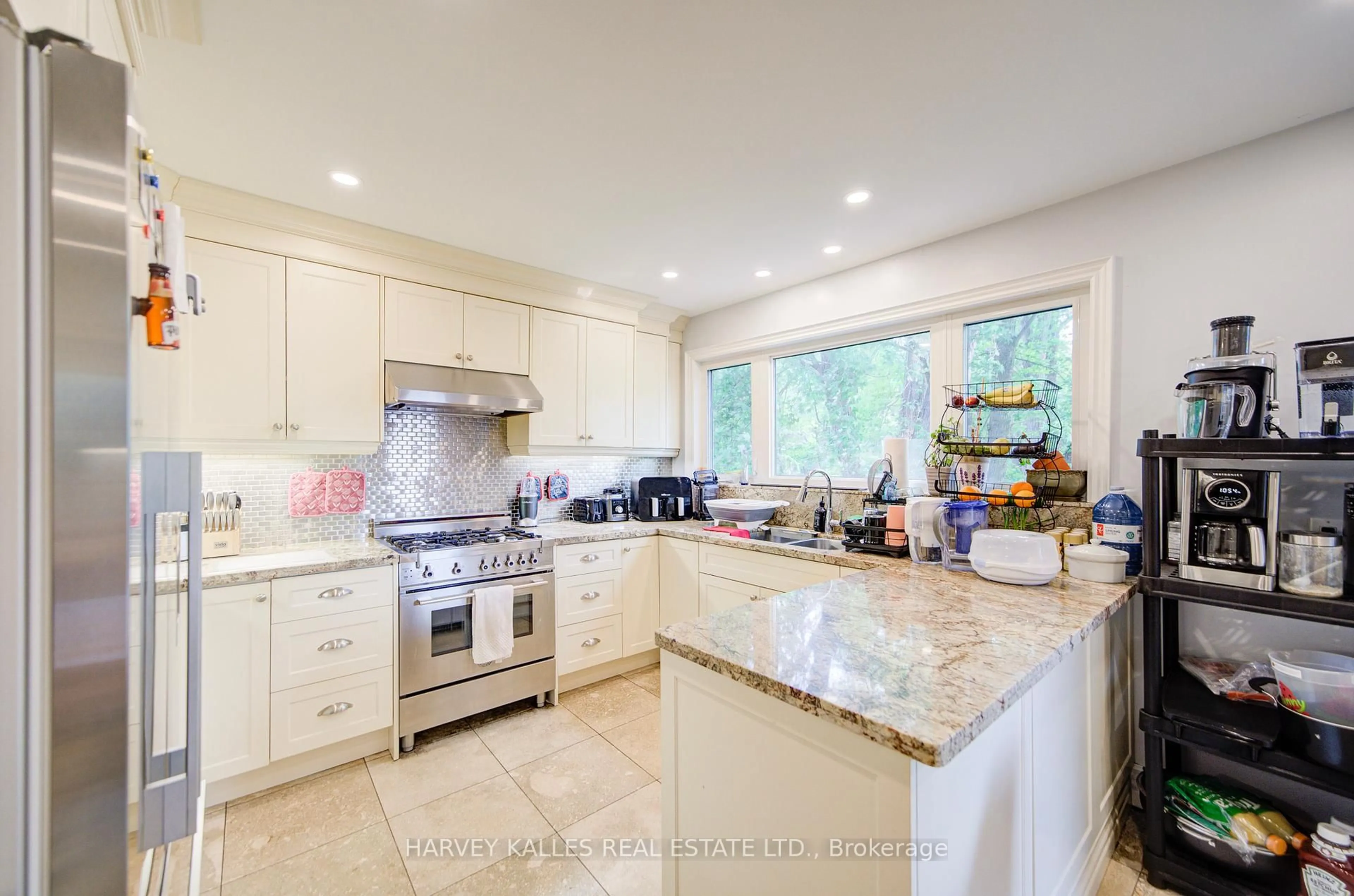 Open concept kitchen, ceramic/tile floor for 29 Lois Ave, Toronto Ontario M6B 3K4