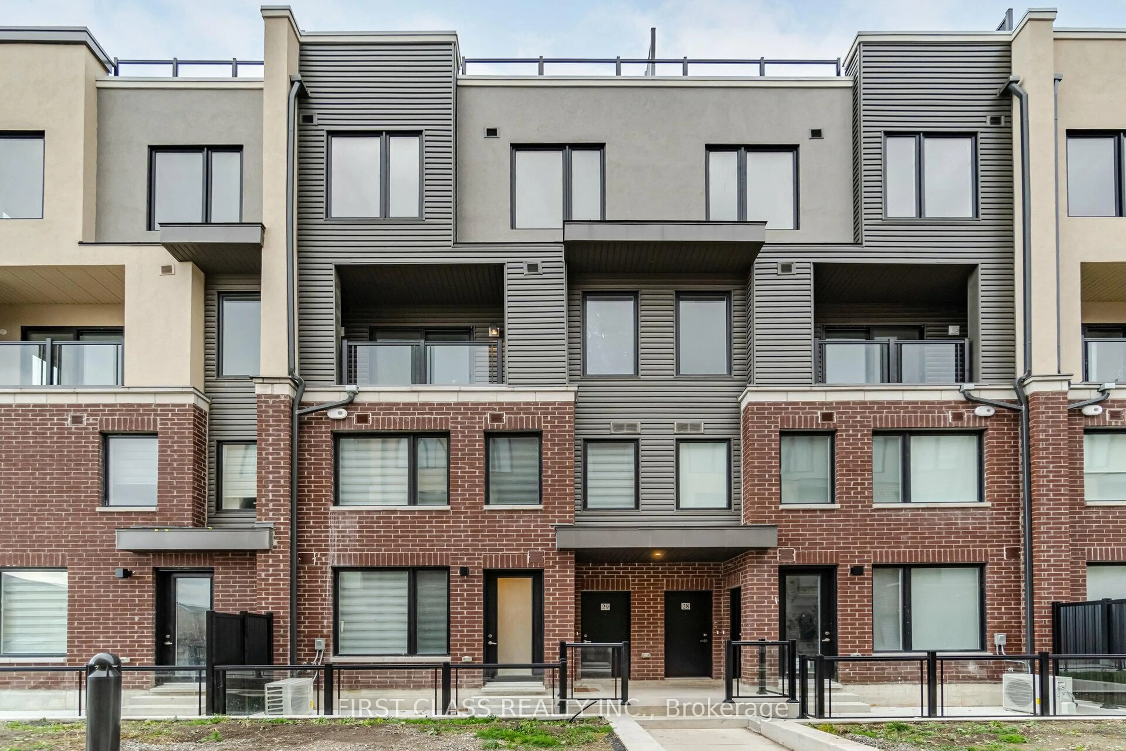 Home with brick exterior material, street for 3405 Ridgeway Dr #30, Mississauga Ontario L5T 5T3