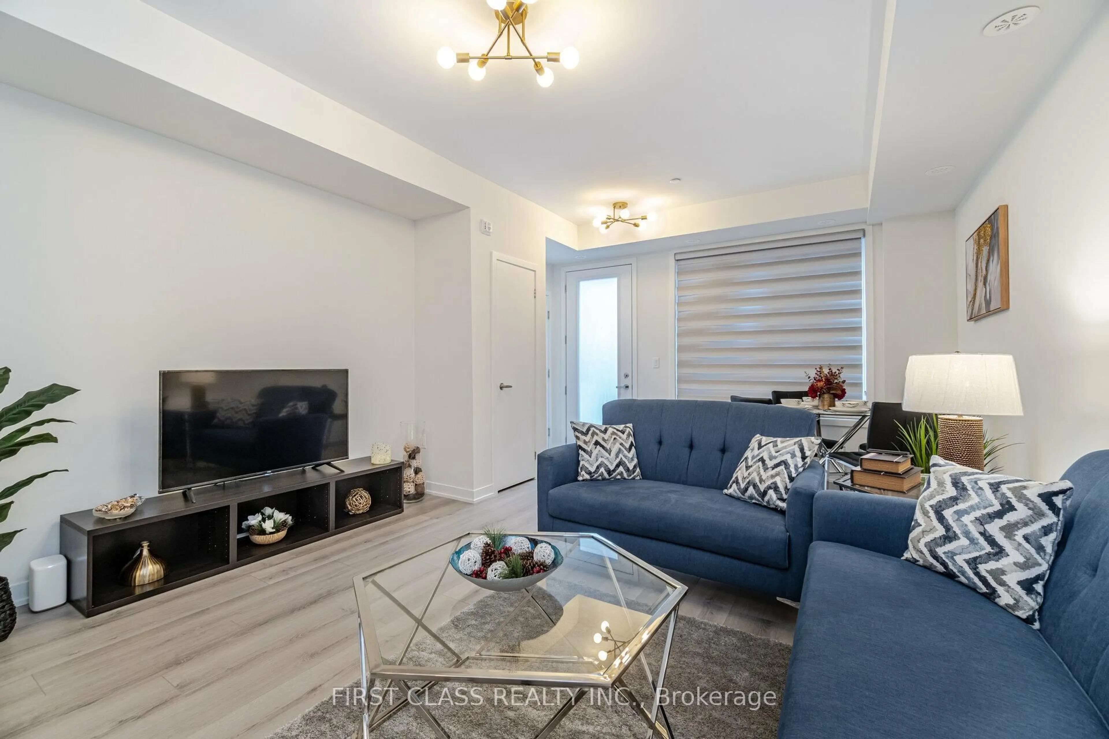 Living room with furniture, unknown for 3405 Ridgeway Dr #30, Mississauga Ontario L5T 5T3