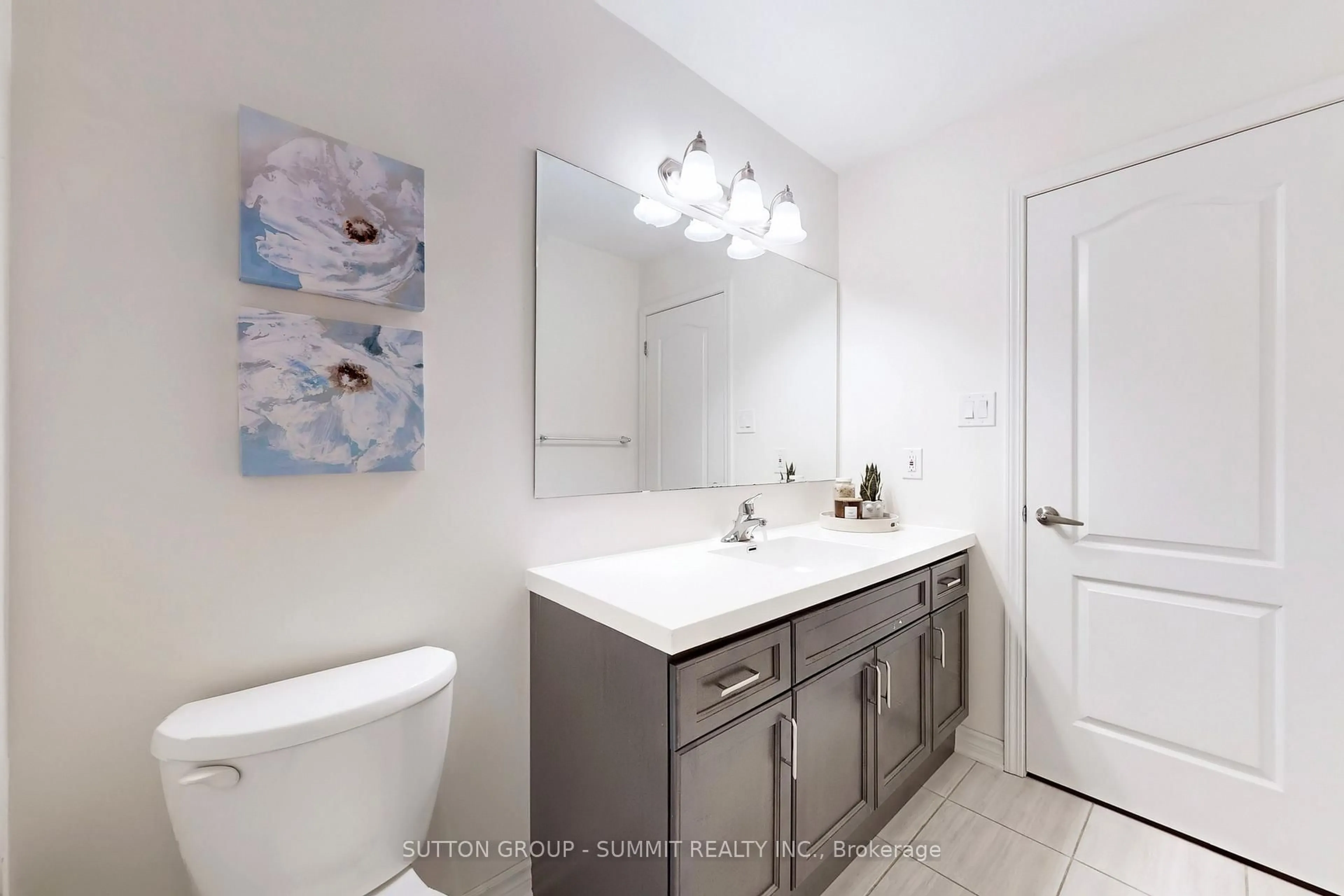 Standard bathroom, ceramic/tile floor for 1558 Clitherow St, Milton Ontario L9E 0A1