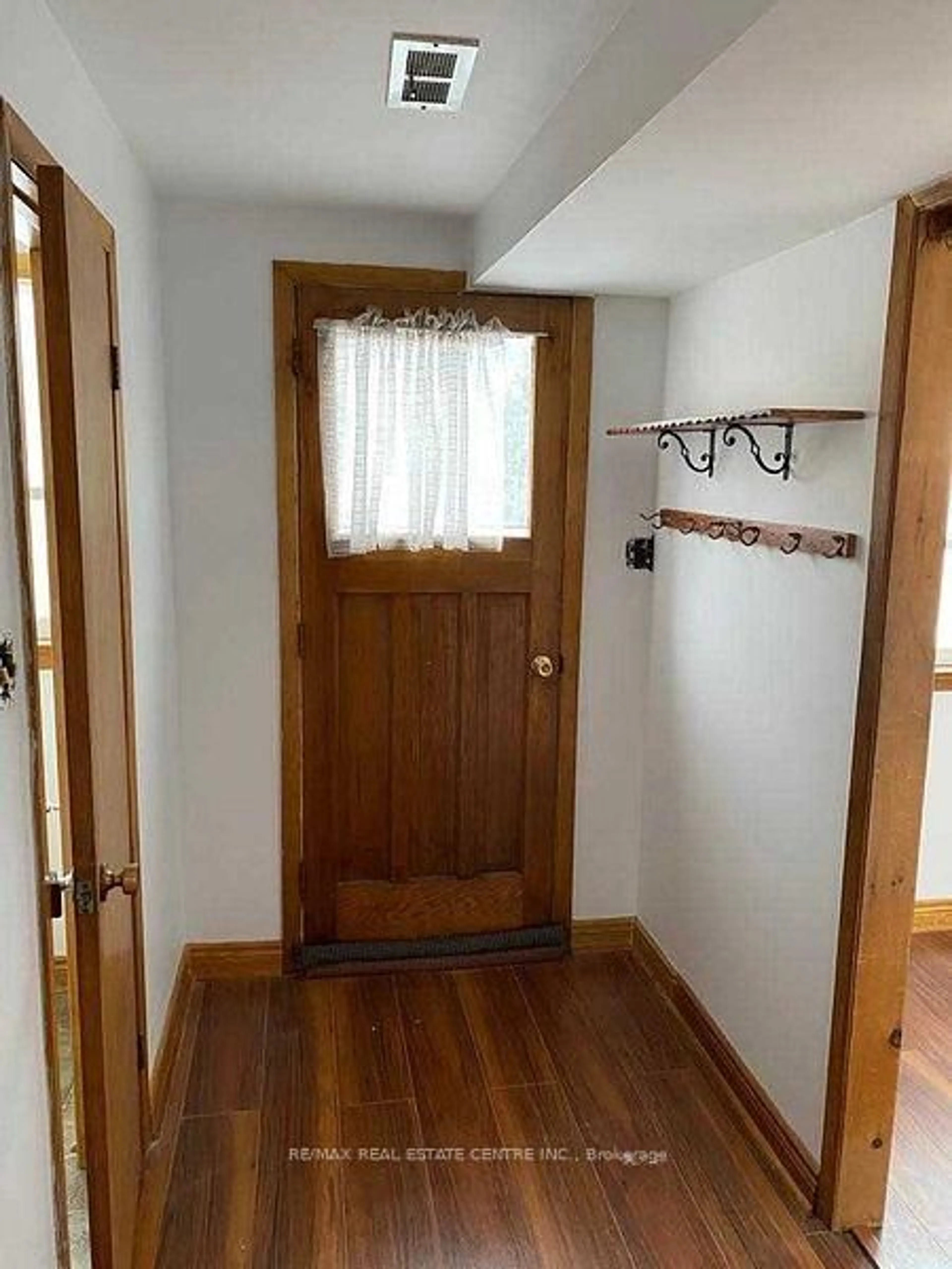 Indoor entryway for 462 Scarsdale Cres, Oakville Ontario L6W 3W7
