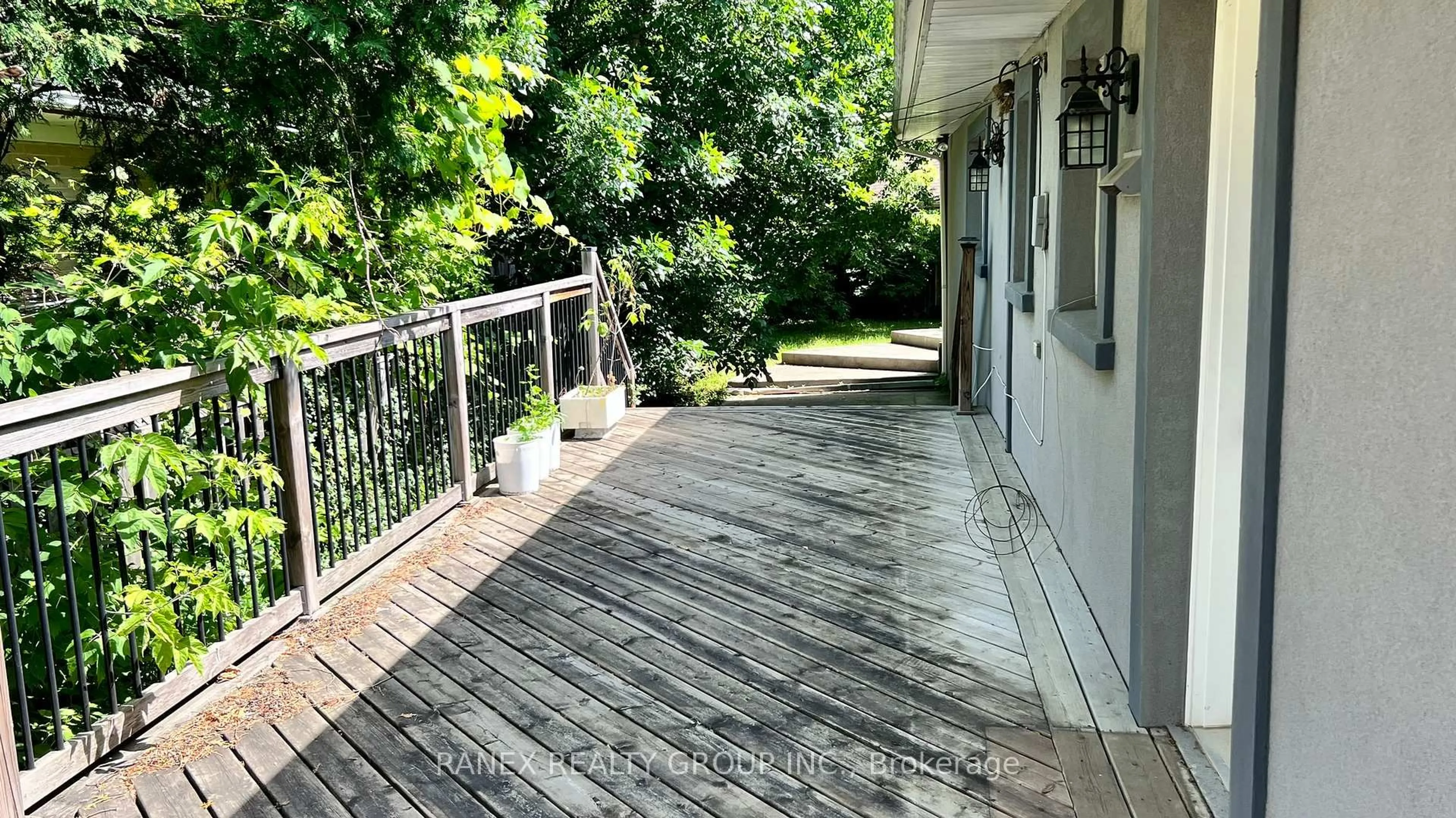Patio, street for 76 Eldomar Ave, Brampton Ontario L6W 1R3