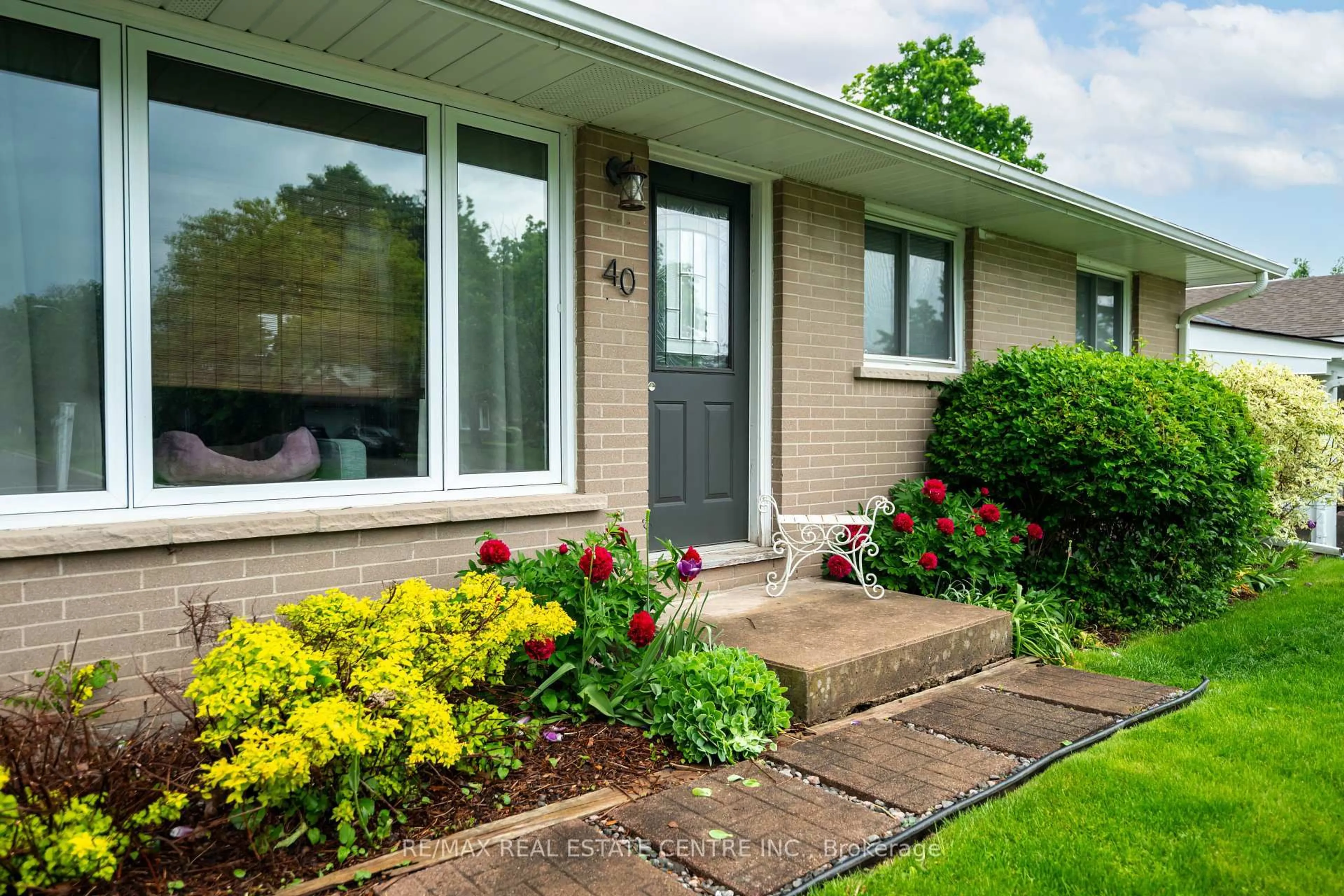 Home with vinyl exterior material, street for 40 Centre St, Orangeville Ontario L9W 2X2