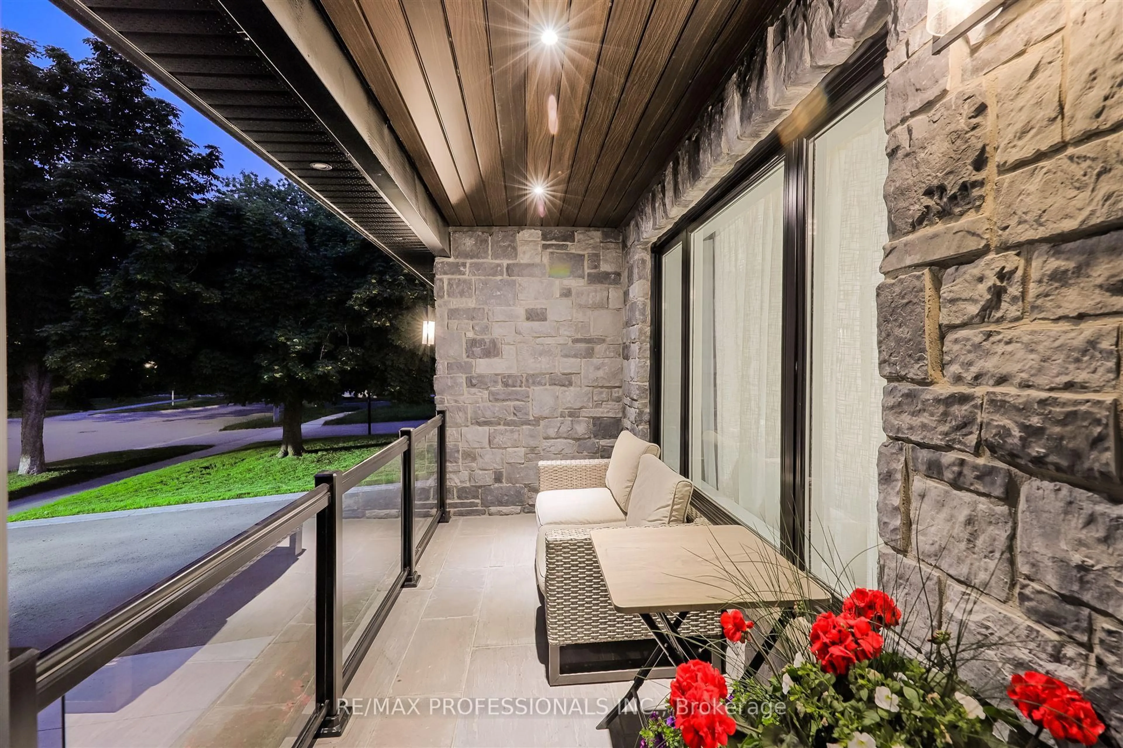 Patio, street for 310 Chantenay Dr, Mississauga Ontario L5A 1E7