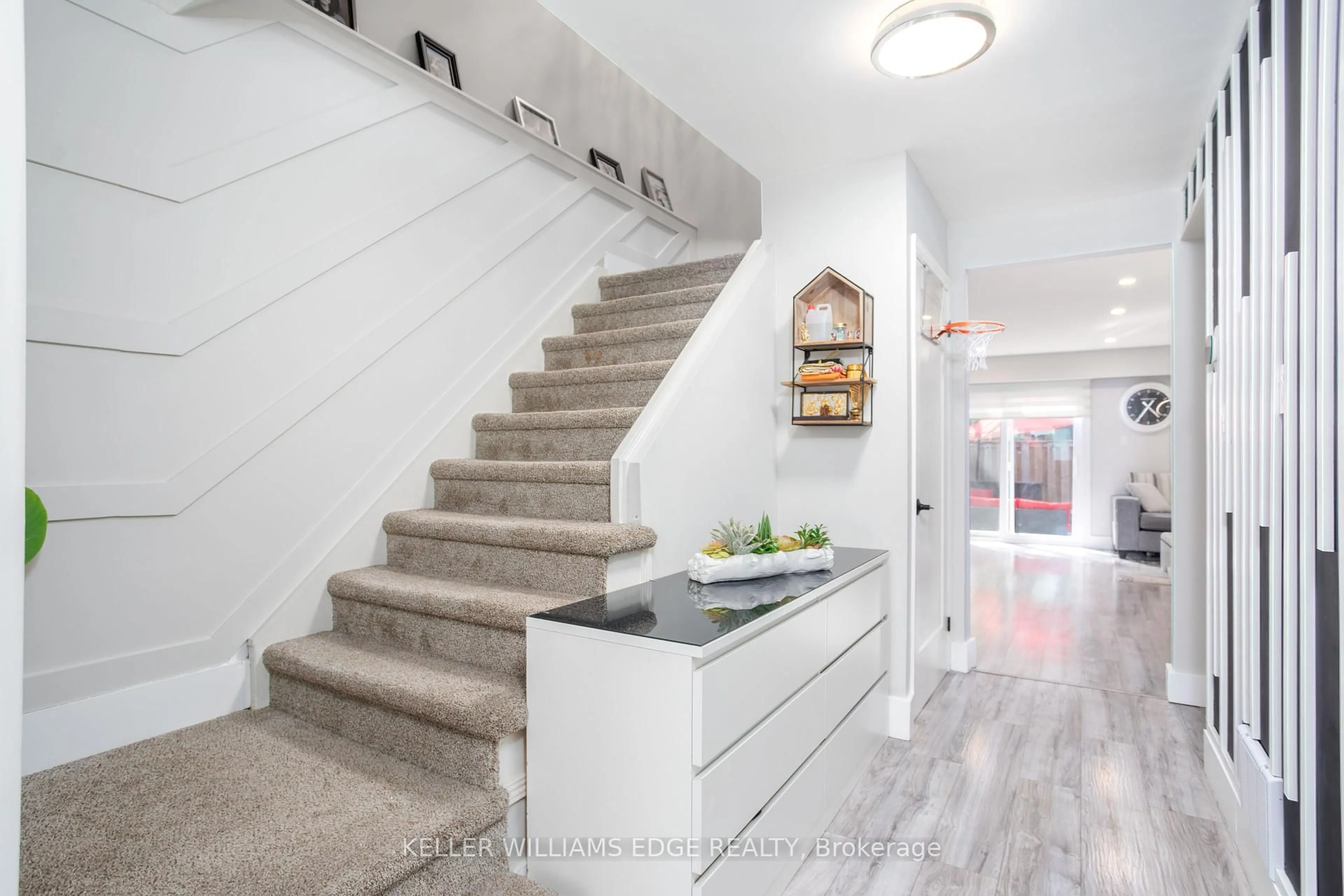 Indoor entryway for 4189 Longmoor Dr ##5, Burlington Ontario L7L 5J9