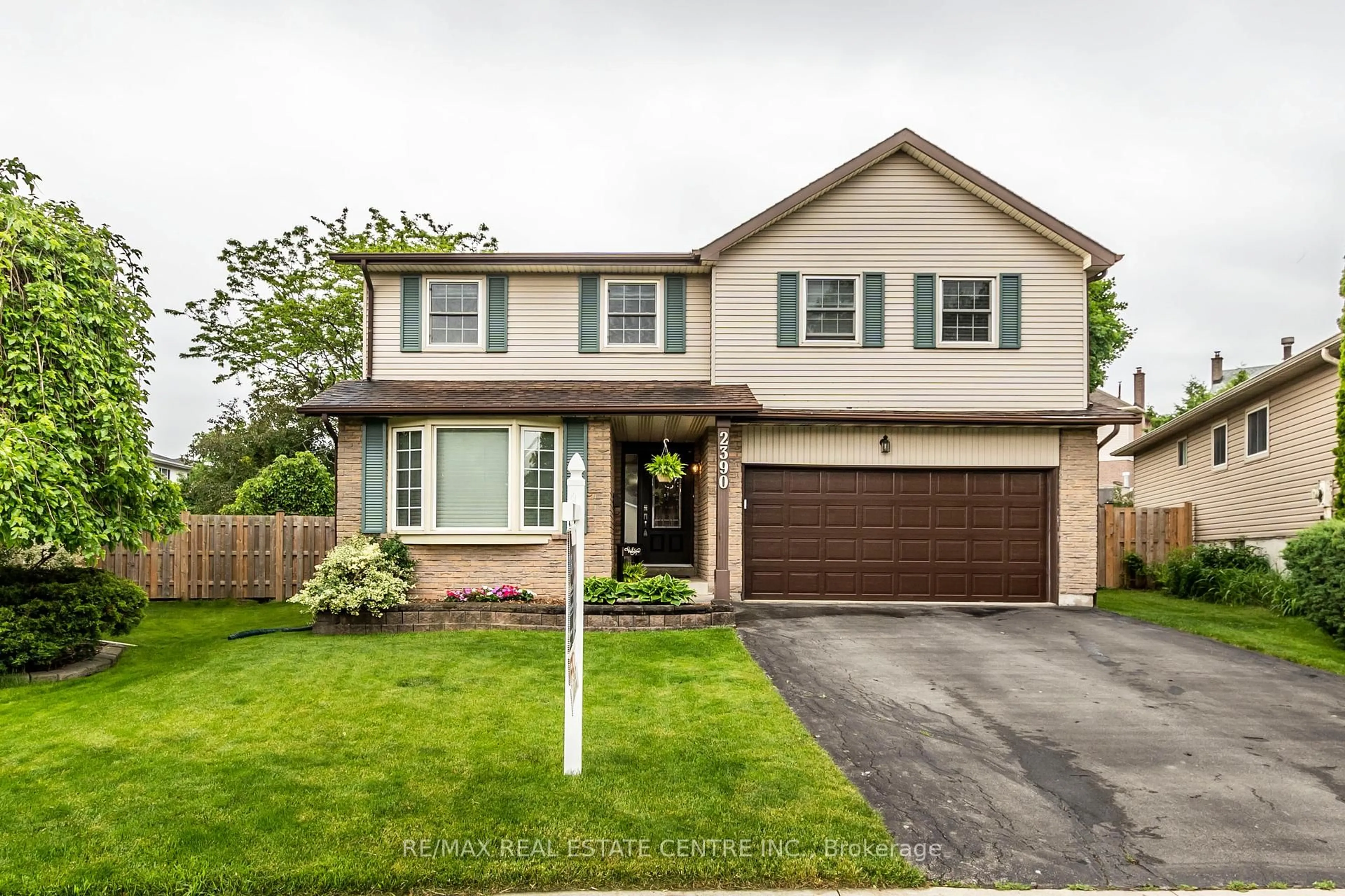 Home with brick exterior material, street for 2390 Gillingham Dr, Burlington Ontario L7P 3Z4