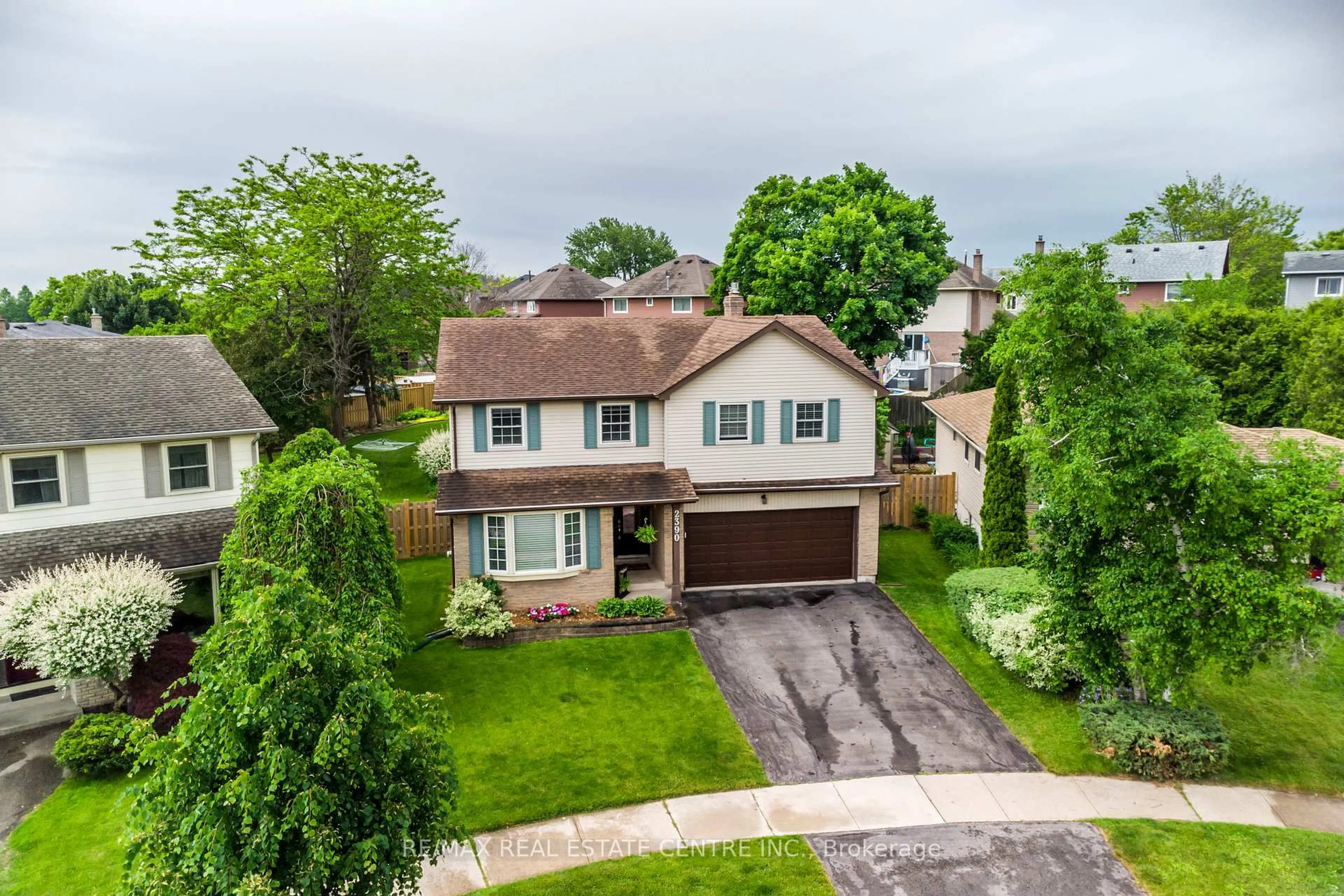 A pic from outside/outdoor area/front of a property/back of a property/a pic from drone, street for 2390 Gillingham Dr, Burlington Ontario L7P 3Z4