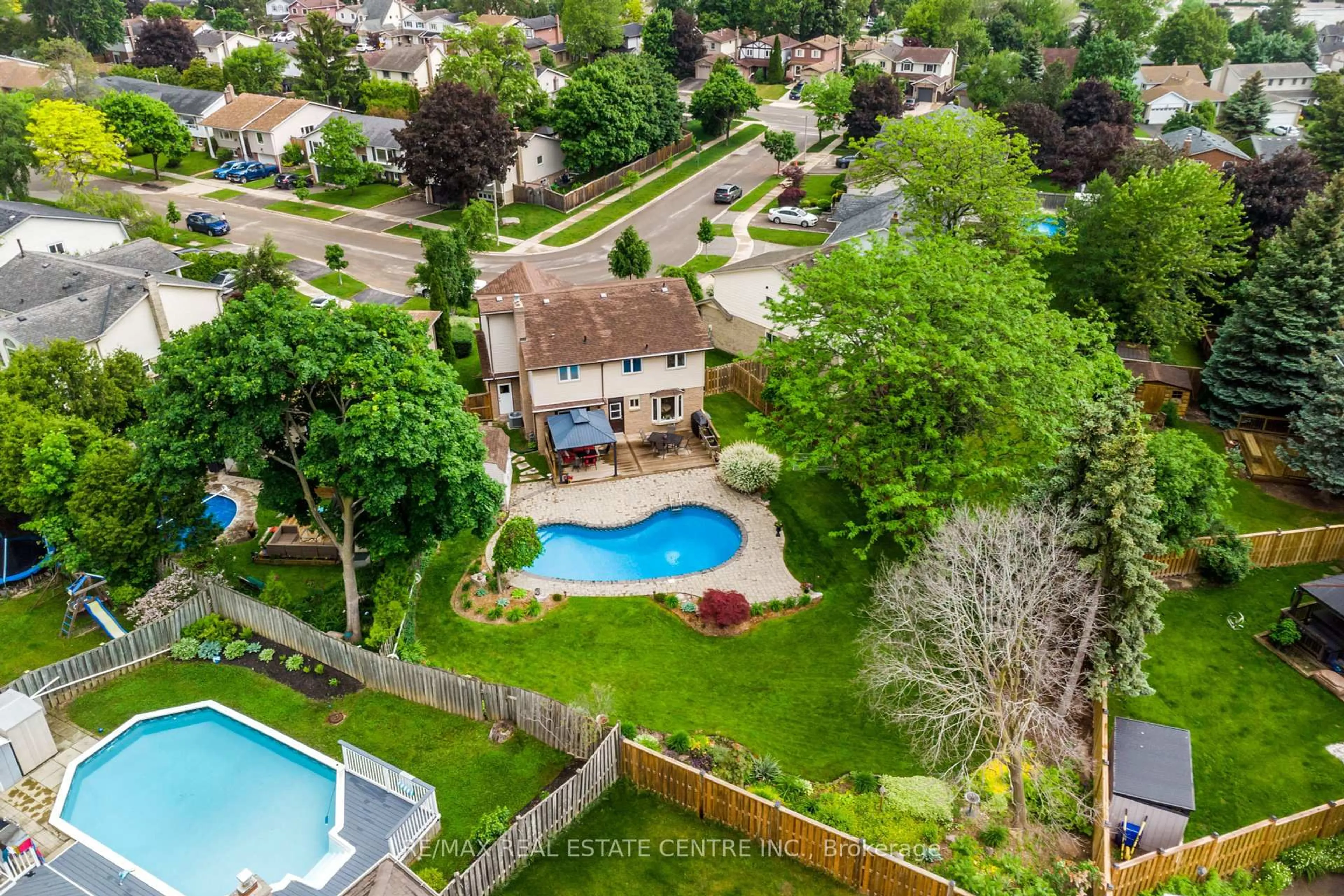 A pic from outside/outdoor area/front of a property/back of a property/a pic from drone, unknown for 2390 Gillingham Dr, Burlington Ontario L7P 3Z4