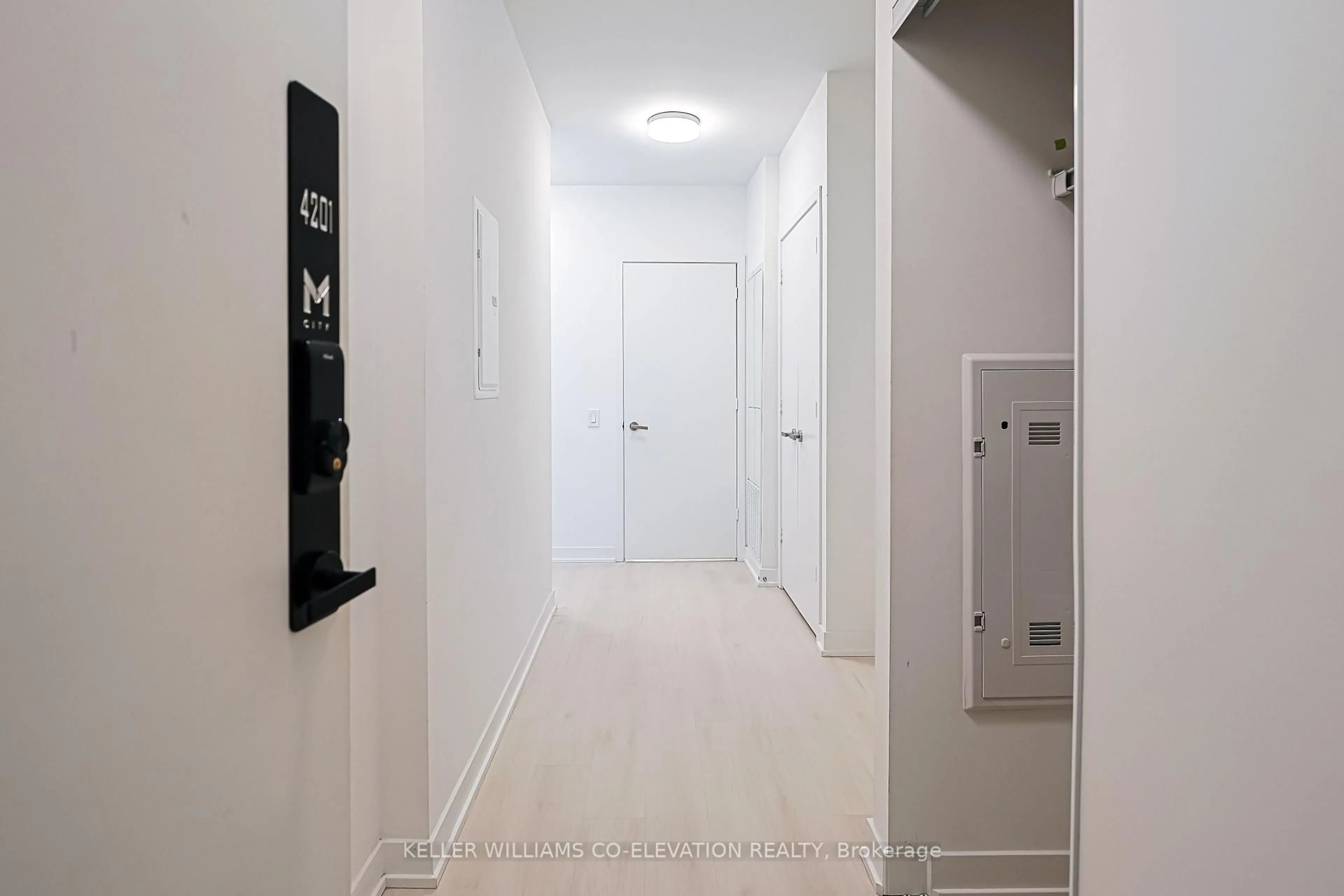 Indoor entryway for 3900 Confederation Pkwy #4201, Mississauga Ontario L5B 0M3