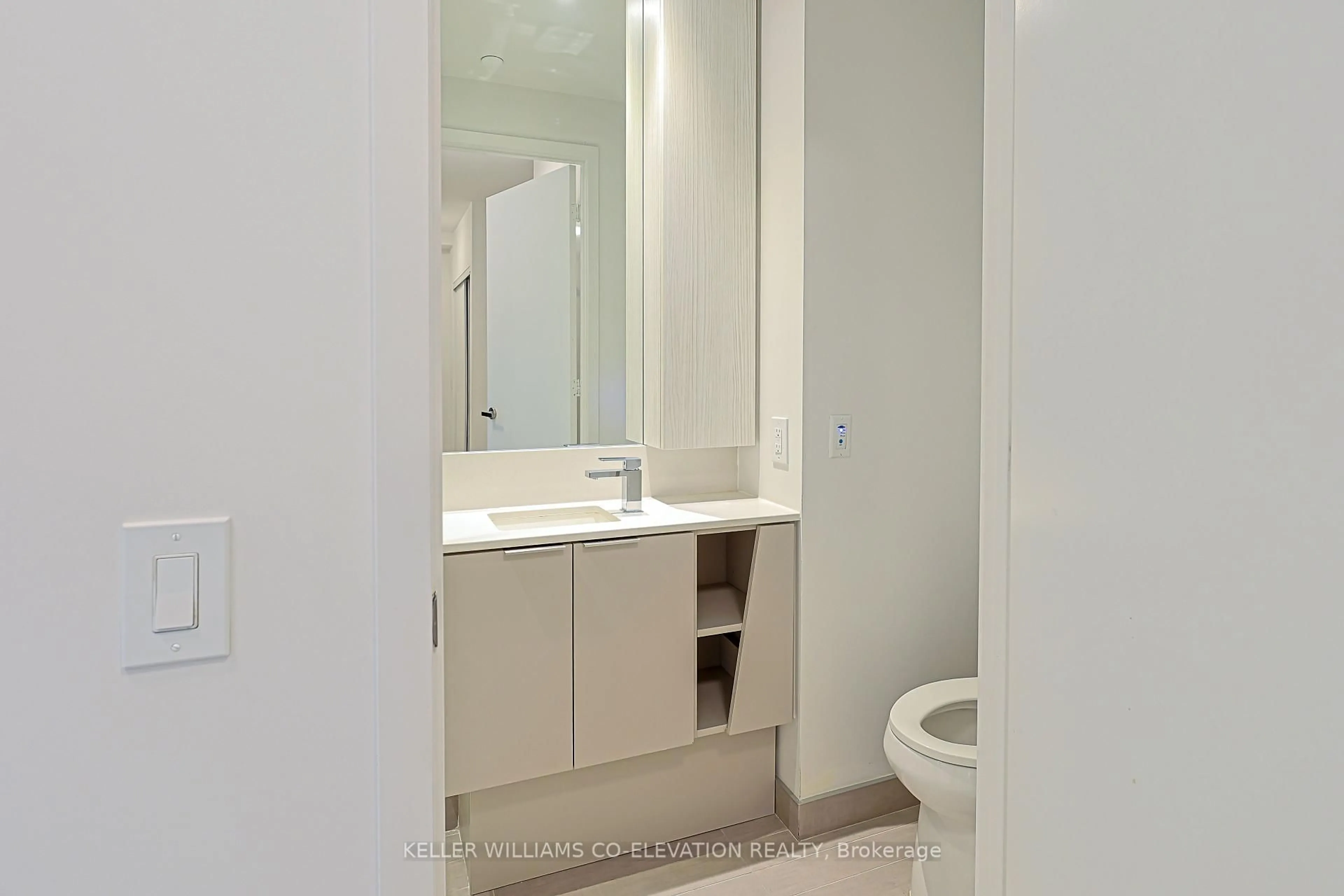 Standard bathroom, unknown for 3900 Confederation Pkwy #4201, Mississauga Ontario L5B 0M3