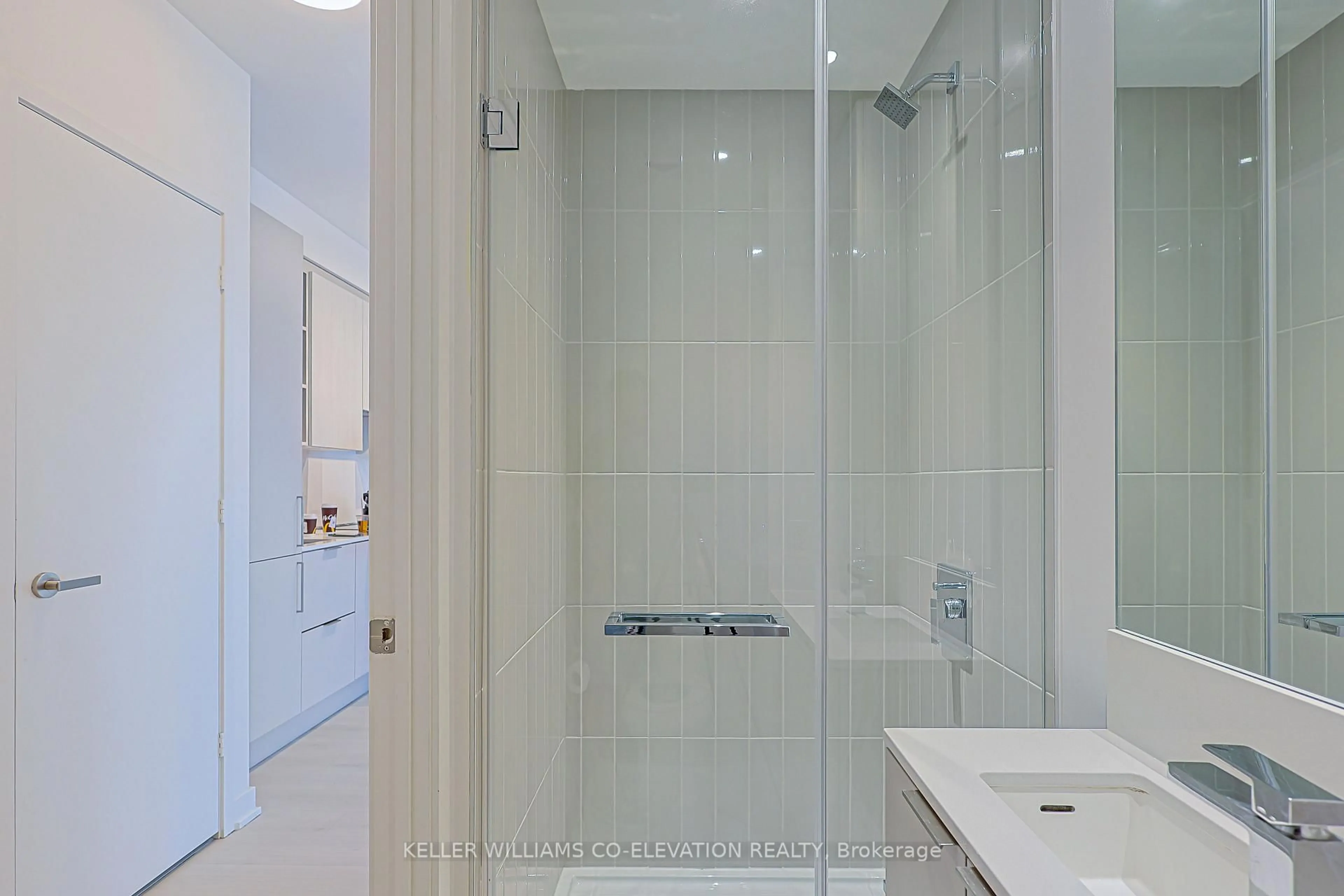 Standard bathroom, ceramic/tile floor for 3900 Confederation Pkwy #4201, Mississauga Ontario L5B 0M3
