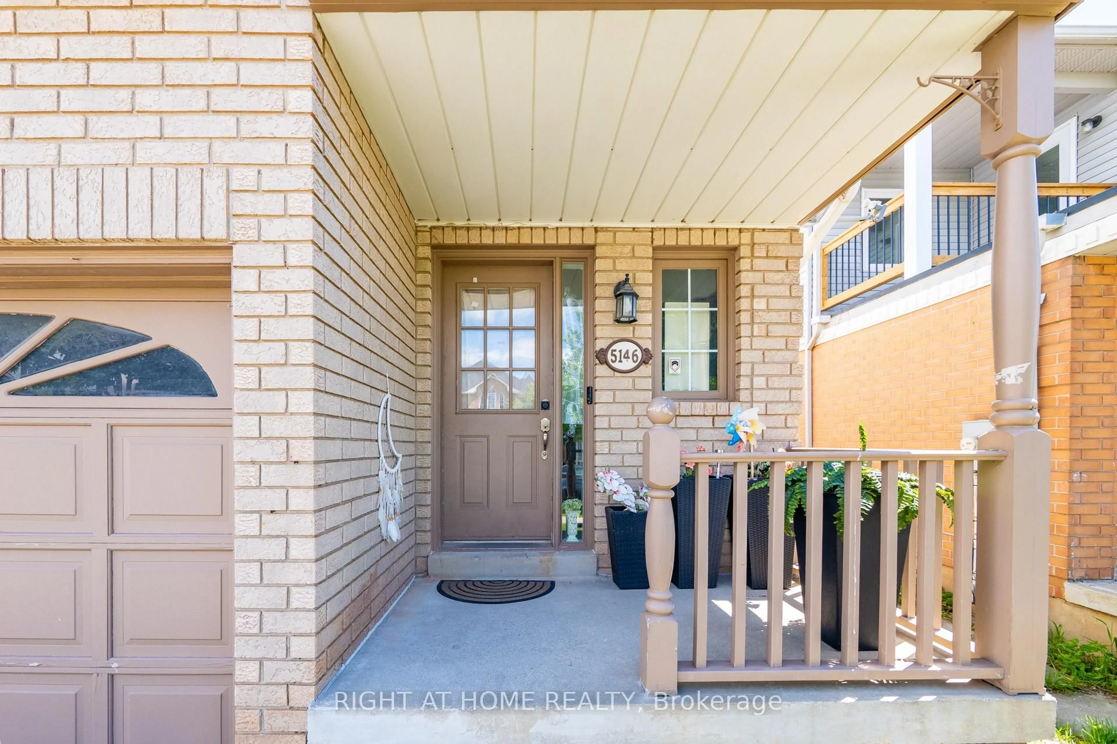Indoor entryway for 5146 Porter St, Burlington Ontario L7L 6K8